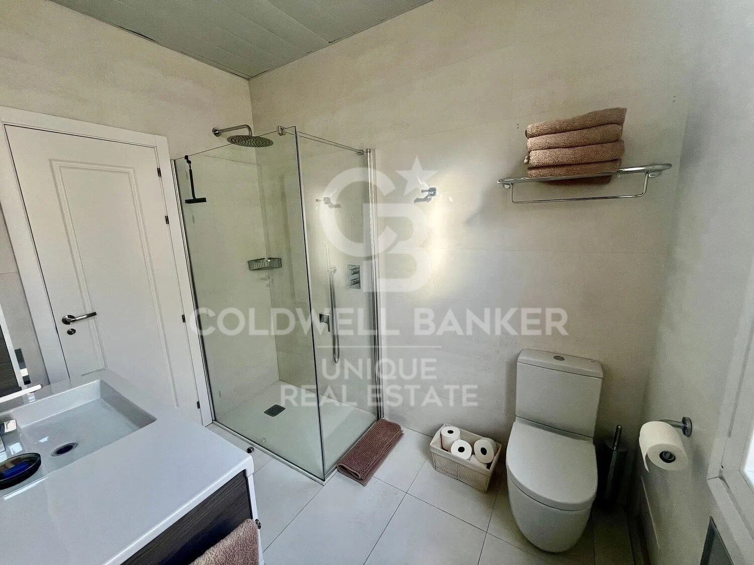 Exclusive renovated house on the top floor with great luminosity