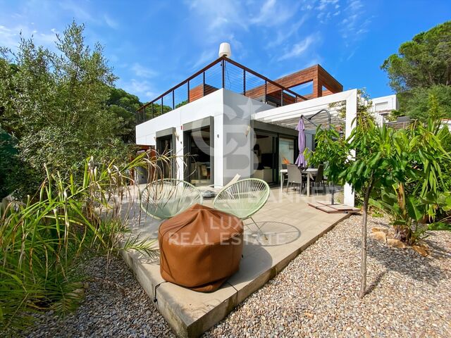 Casa moderna a 200m de la playa en venta en L'escala, Cala Montgó