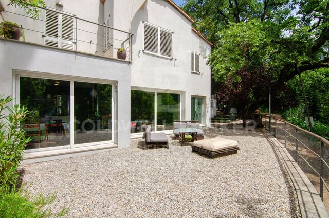Encantadora casa de autor en Bellaterra: Naturaleza, diseño y exclusividad.