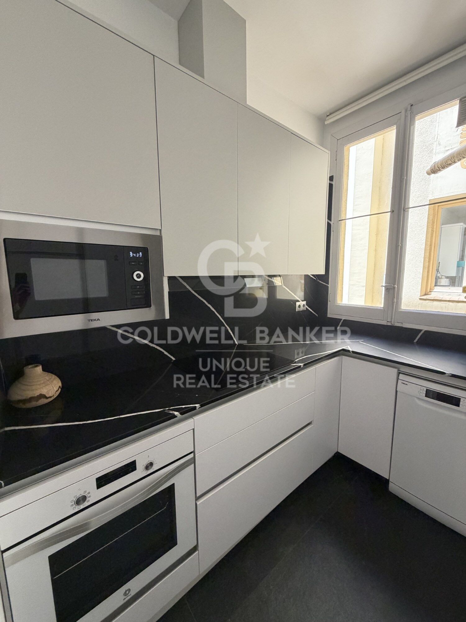 Two-bedroom apartment in a unique and spectacular building in Almagro, Madrid.