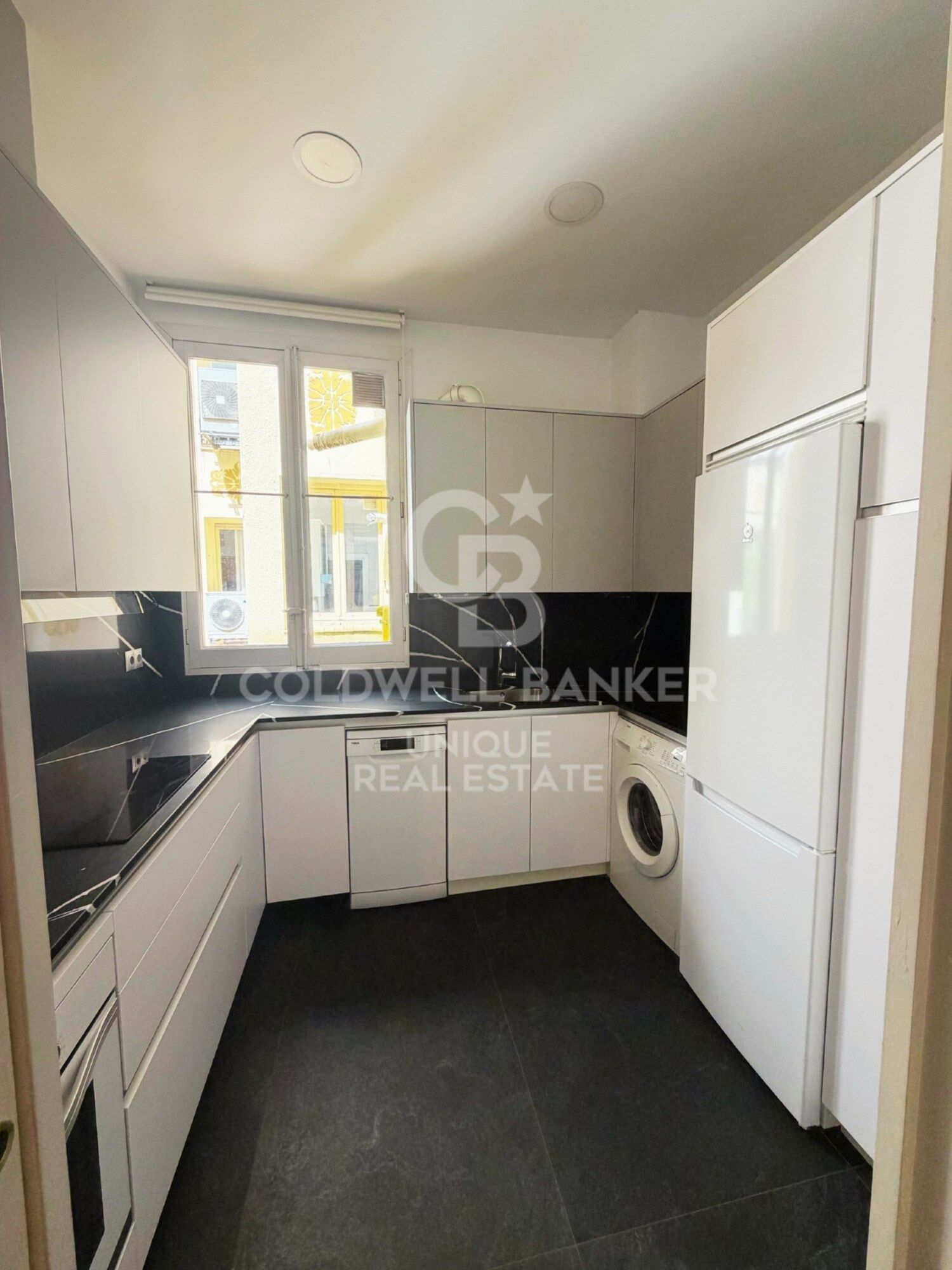 Two-bedroom apartment in a unique and spectacular building in Almagro, Madrid.