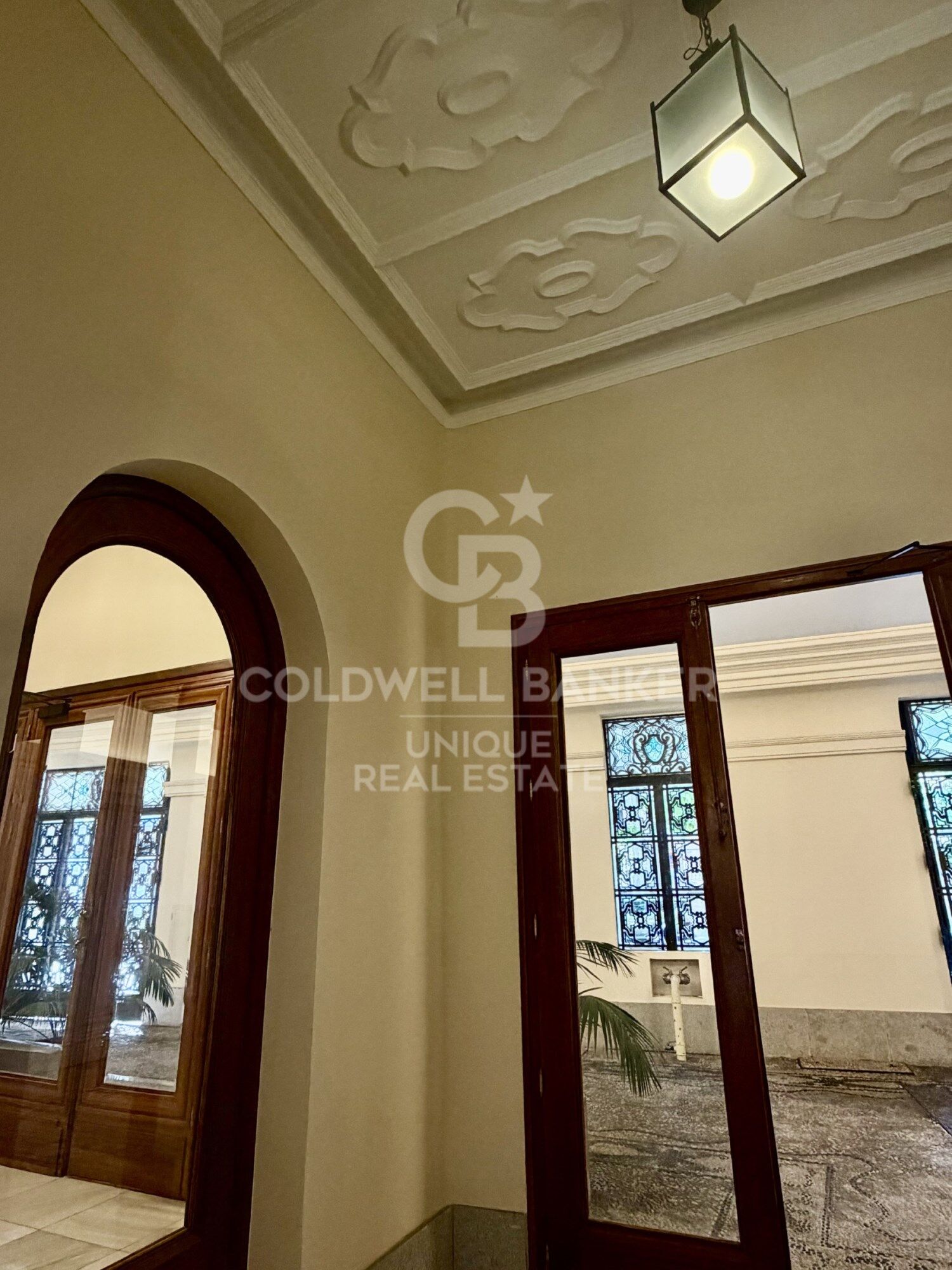 Two-bedroom apartment in a unique and spectacular building in Almagro, Madrid.