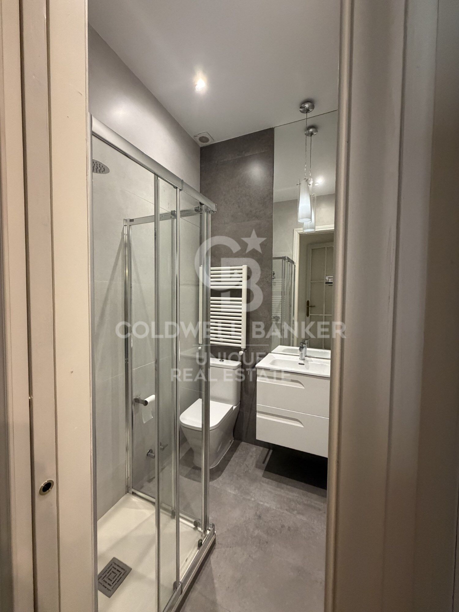 Two-bedroom apartment in a unique and spectacular building in Almagro, Madrid.