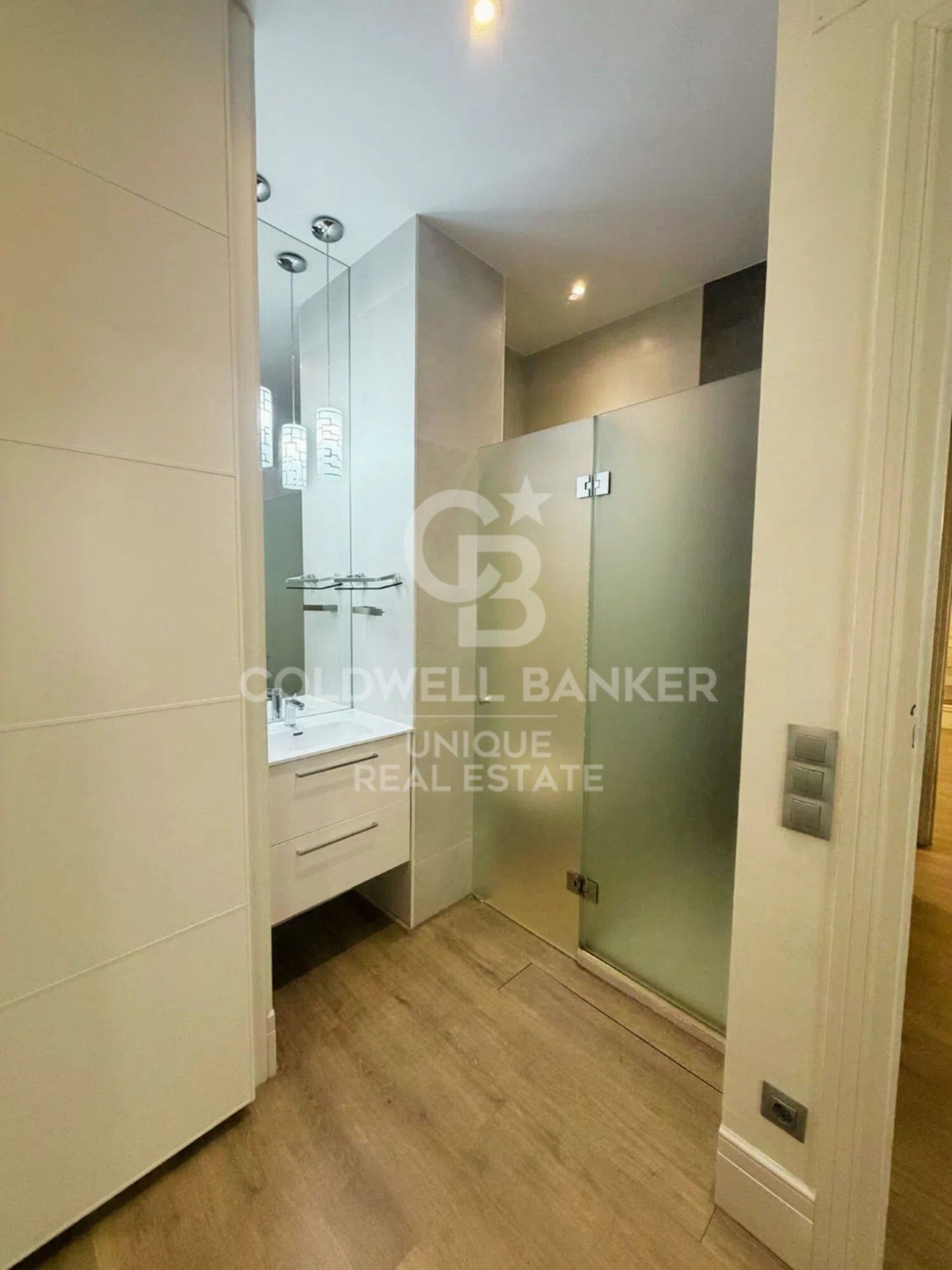 Two-bedroom apartment in a unique and spectacular building in Almagro, Madrid.