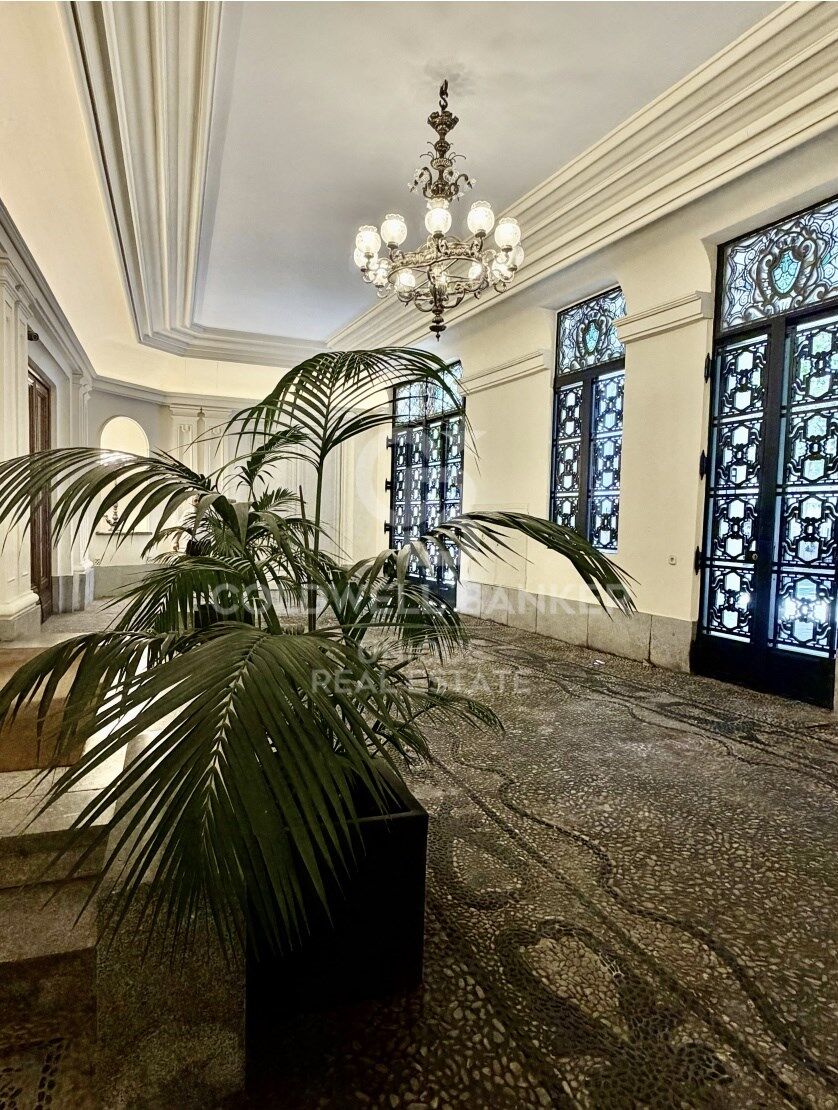 Two-bedroom apartment in a unique and spectacular building in Almagro, Madrid.
