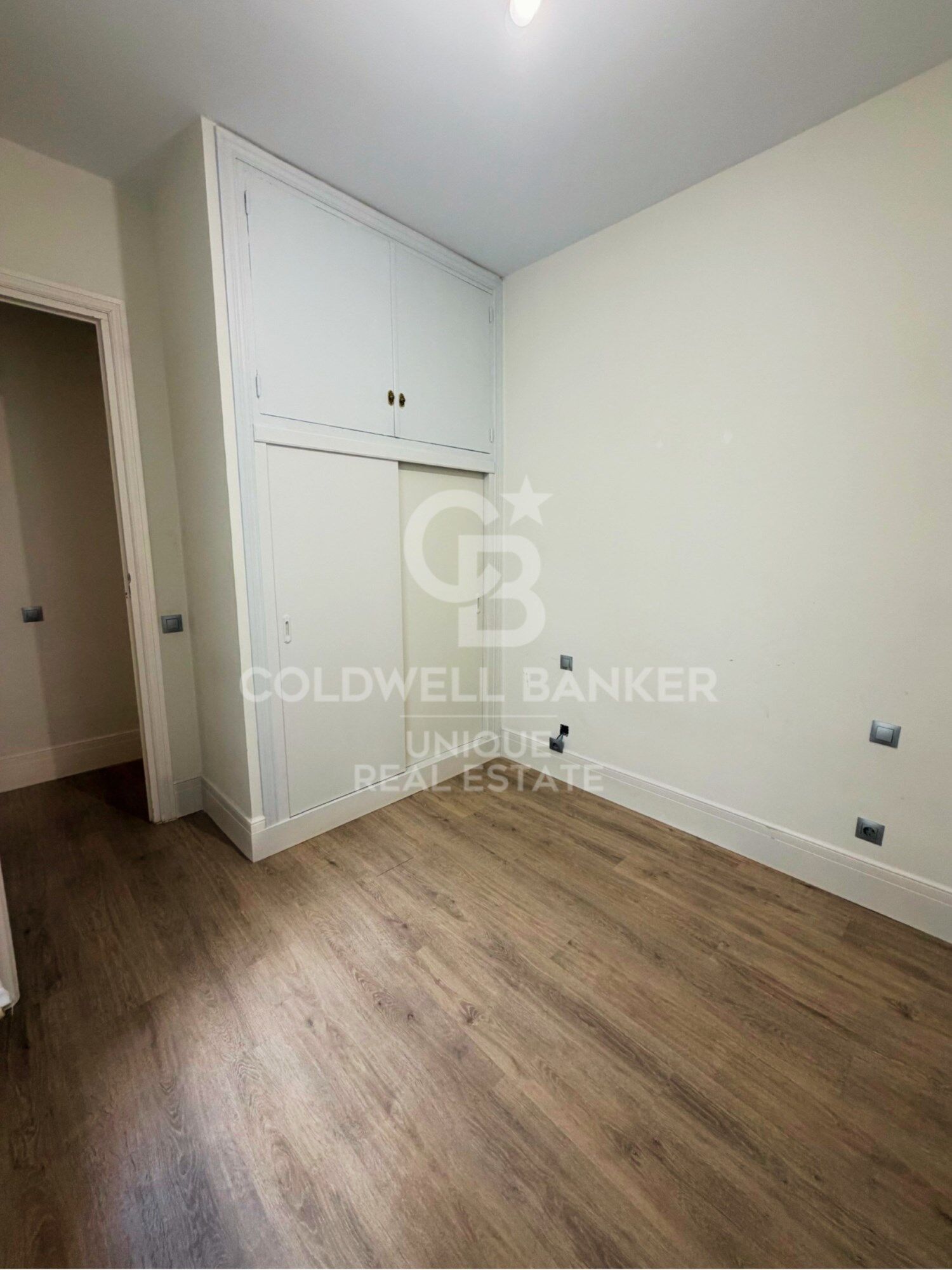 Two-bedroom apartment in a unique and spectacular building in Almagro, Madrid.