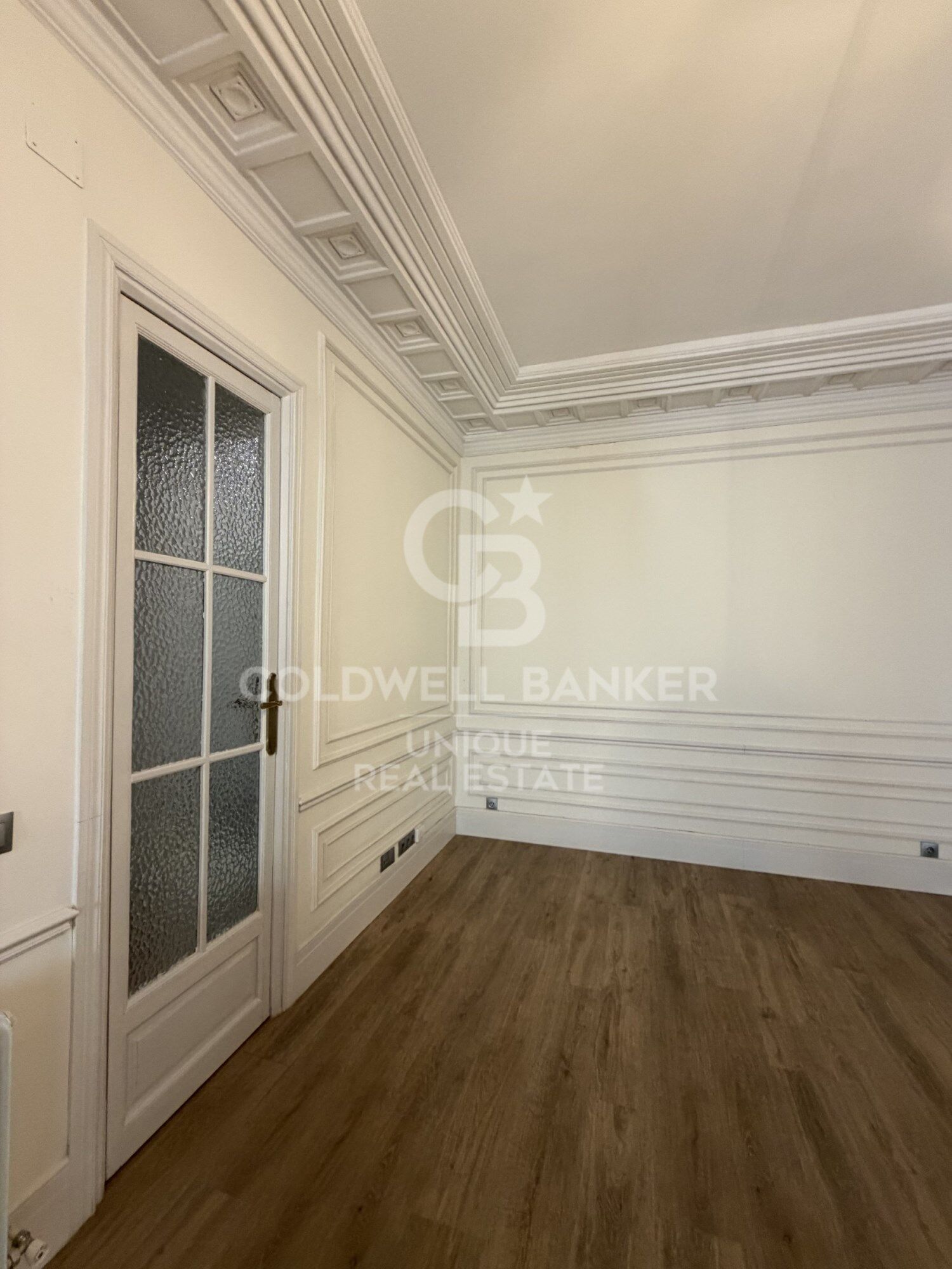 Two-bedroom apartment in a unique and spectacular building in Almagro, Madrid.