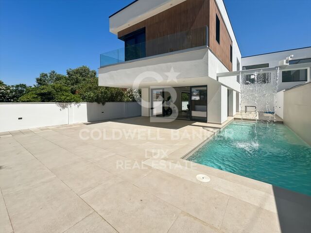 Villa de obra nueva en Empuriabrava con piscina y garage