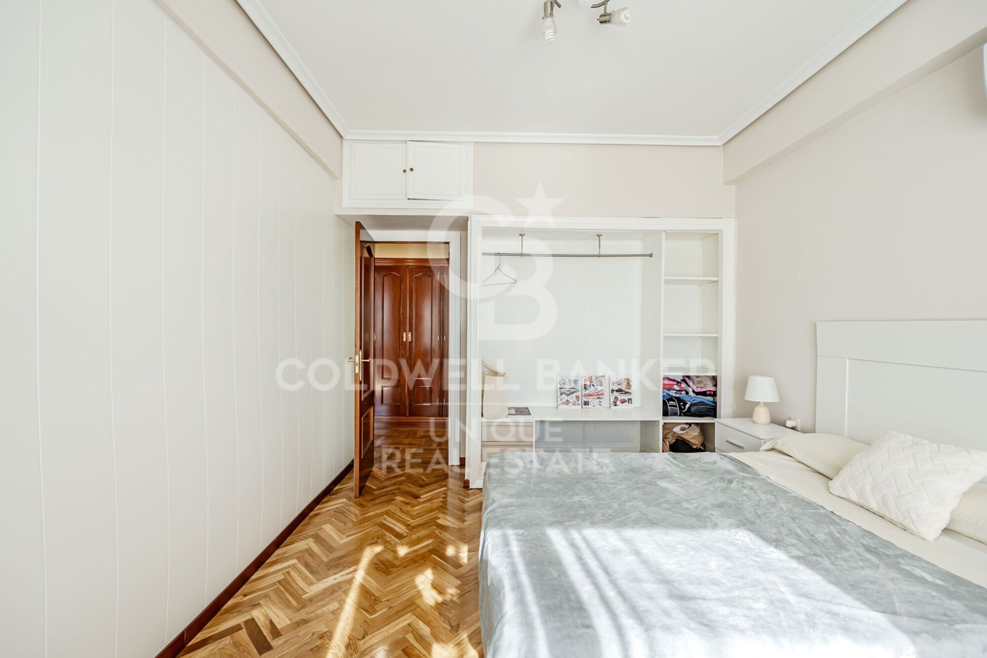 7th-Floor Exterior Apartment with Four Bedrooms, Terrace and Open Views in Goya
