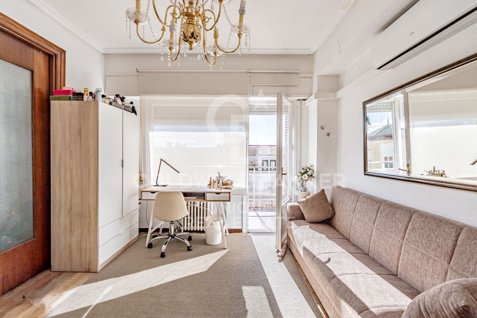7th-Floor Exterior Apartment with Four Bedrooms, Terrace and Open Views in Goya