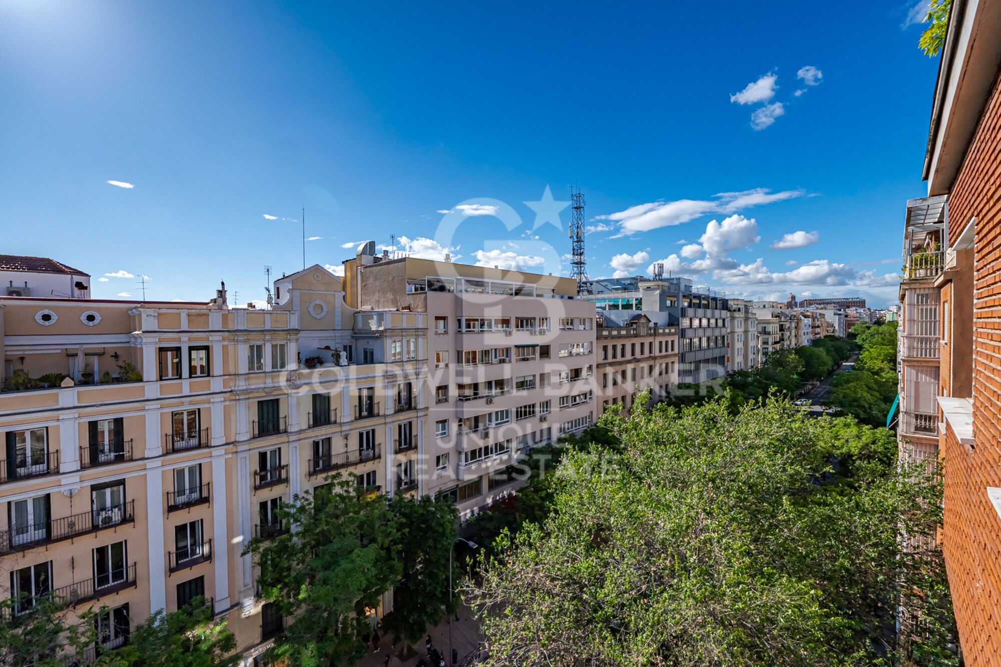 7th-Floor Exterior Apartment with Four Bedrooms, Terrace and Open Views in Goya