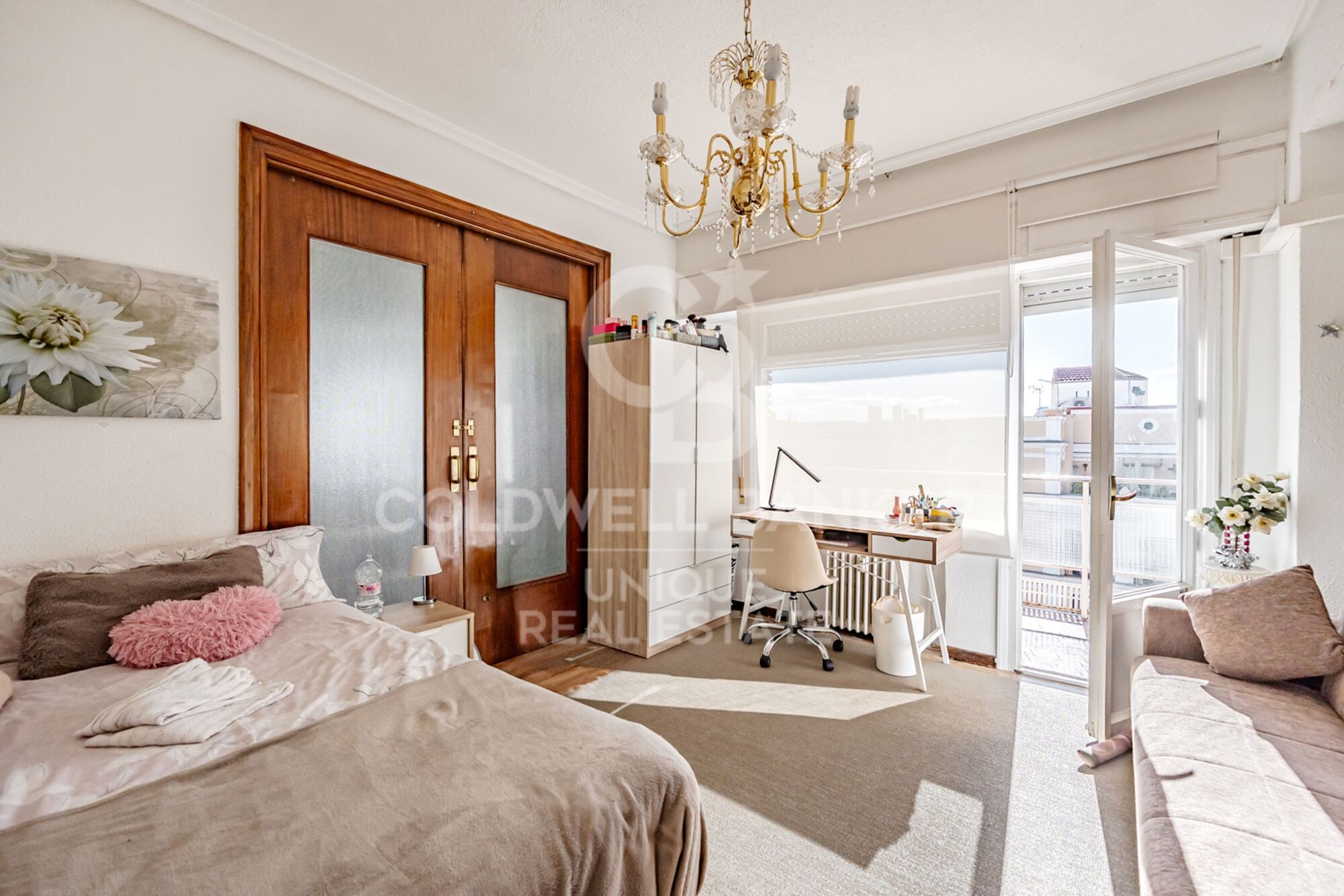 7th-Floor Exterior Apartment with Four Bedrooms, Terrace and Open Views in Goya