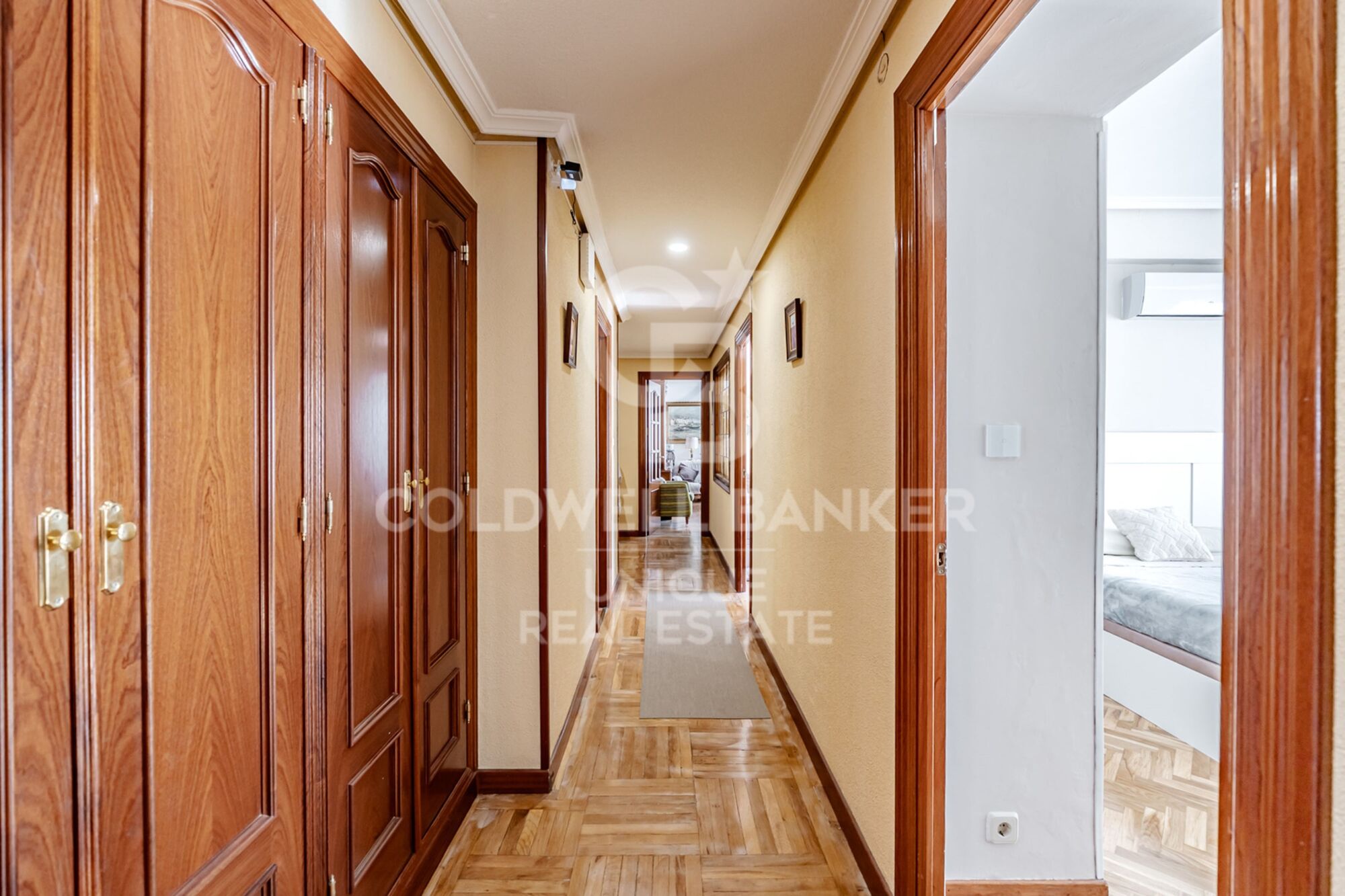 7th-Floor Exterior Apartment with Four Bedrooms, Terrace and Open Views in Goya