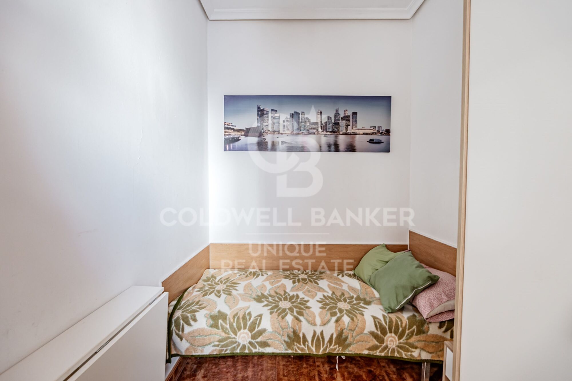 7th-Floor Exterior Apartment with Four Bedrooms, Terrace and Open Views in Goya