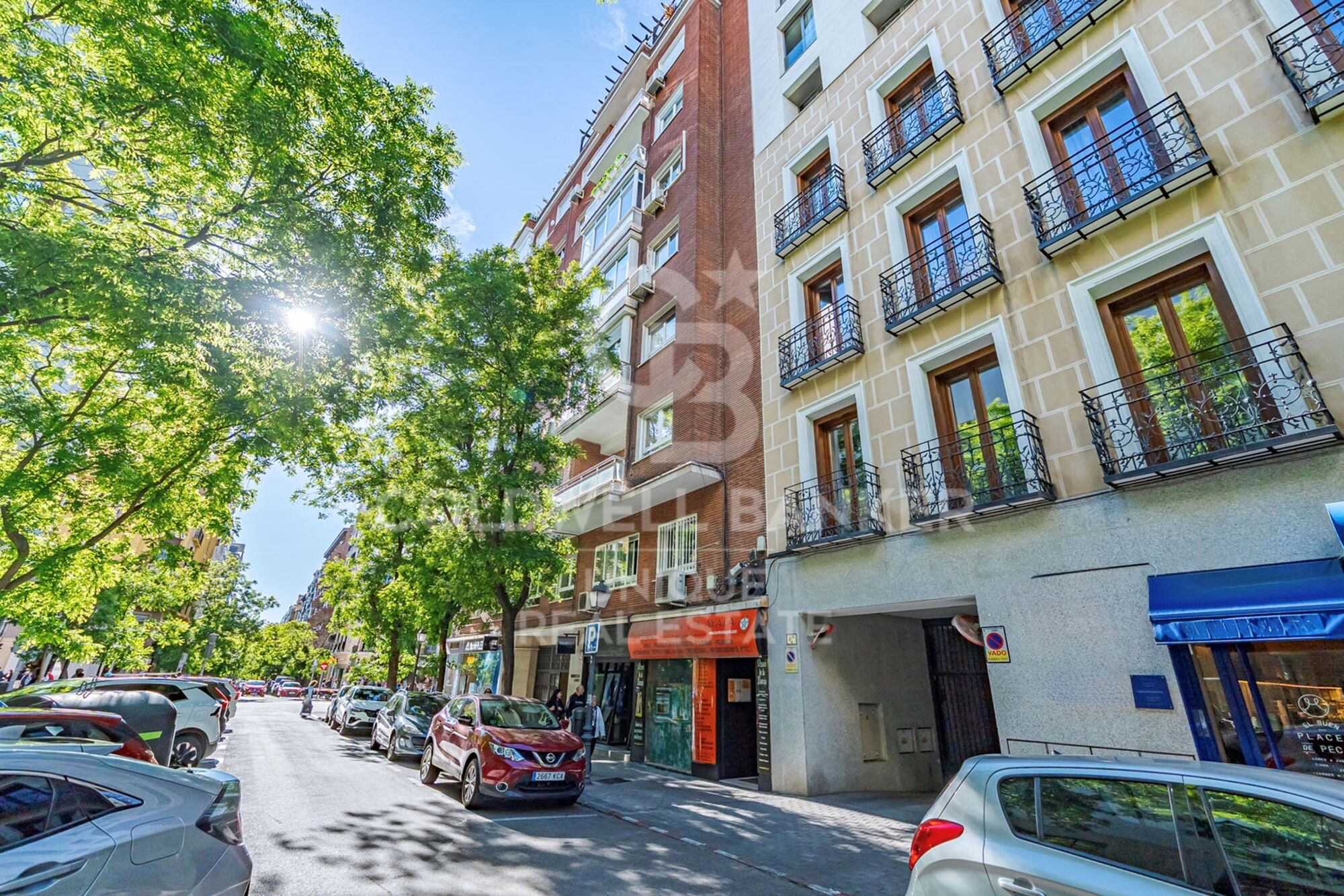 7th-Floor Exterior Apartment with Four Bedrooms, Terrace and Open Views in Goya