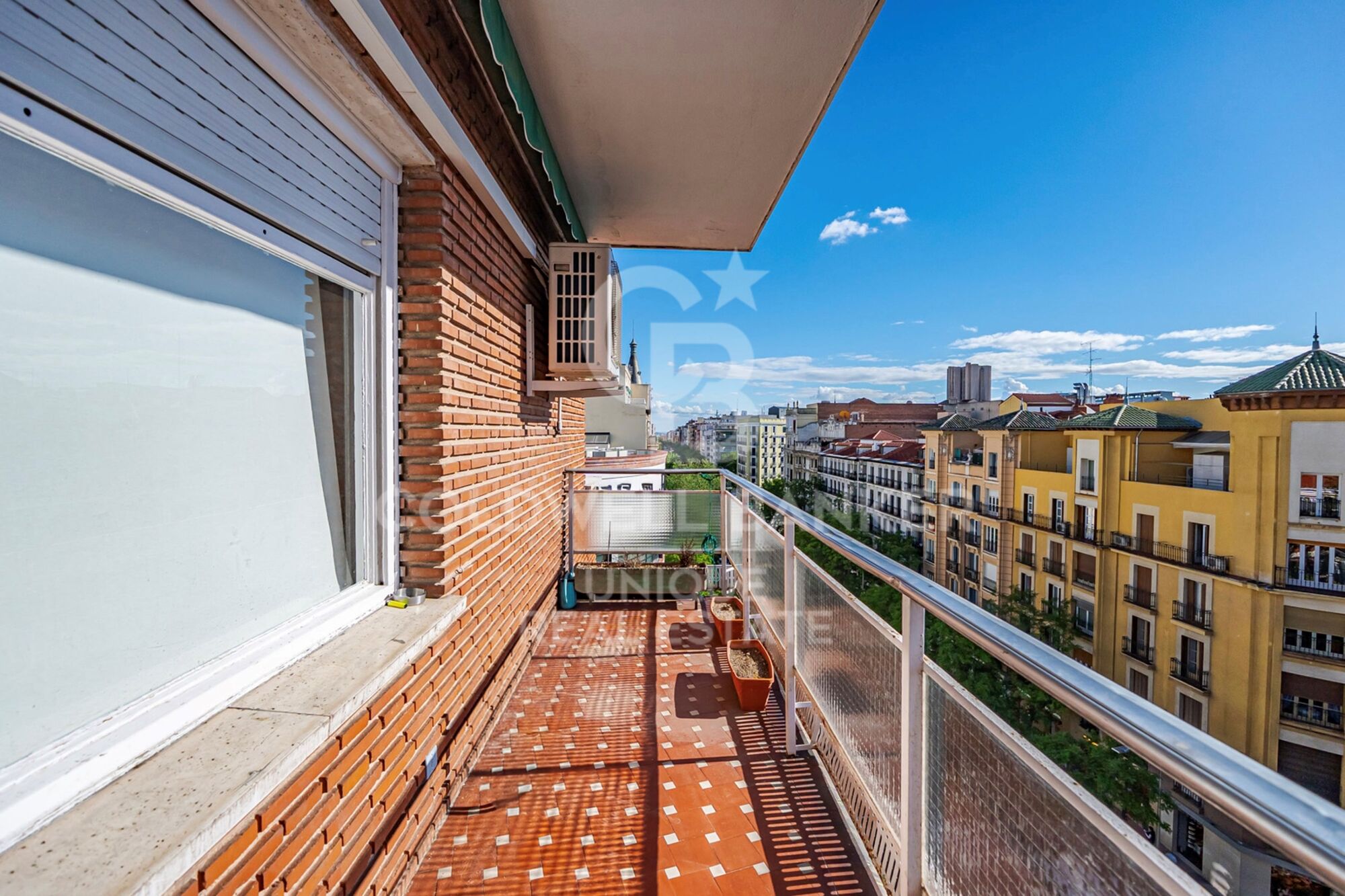 7th-Floor Exterior Apartment with Four Bedrooms, Terrace and Open Views in Goya