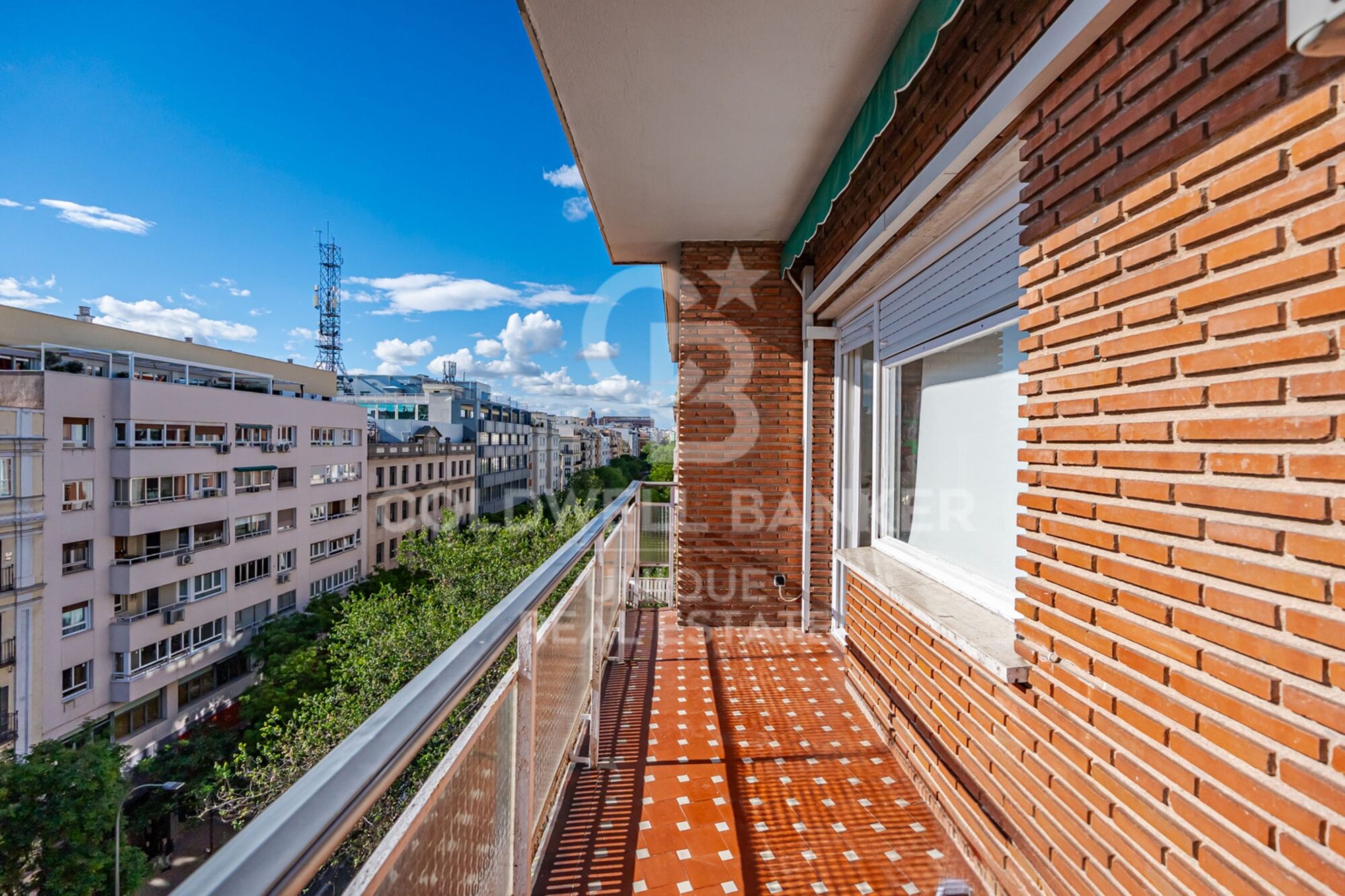 7th-Floor Exterior Apartment with Four Bedrooms, Terrace and Open Views in Goya