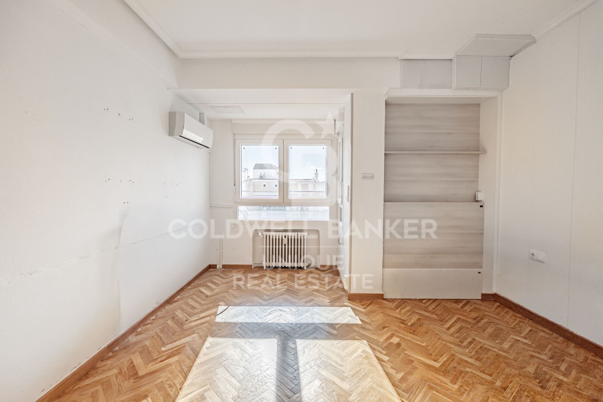 7th-Floor Exterior Apartment with Four Bedrooms, Terrace and Open Views in Goya