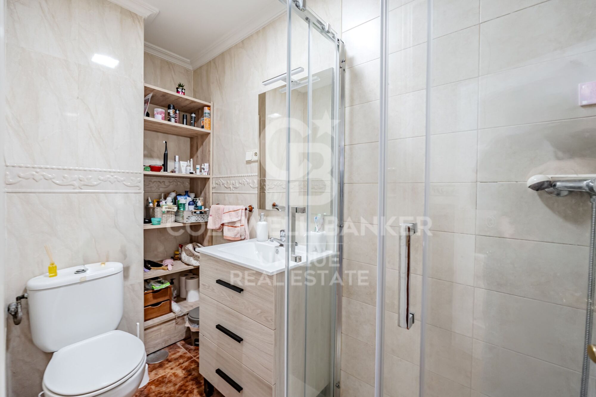 7th-Floor Exterior Apartment with Four Bedrooms, Terrace and Open Views in Goya