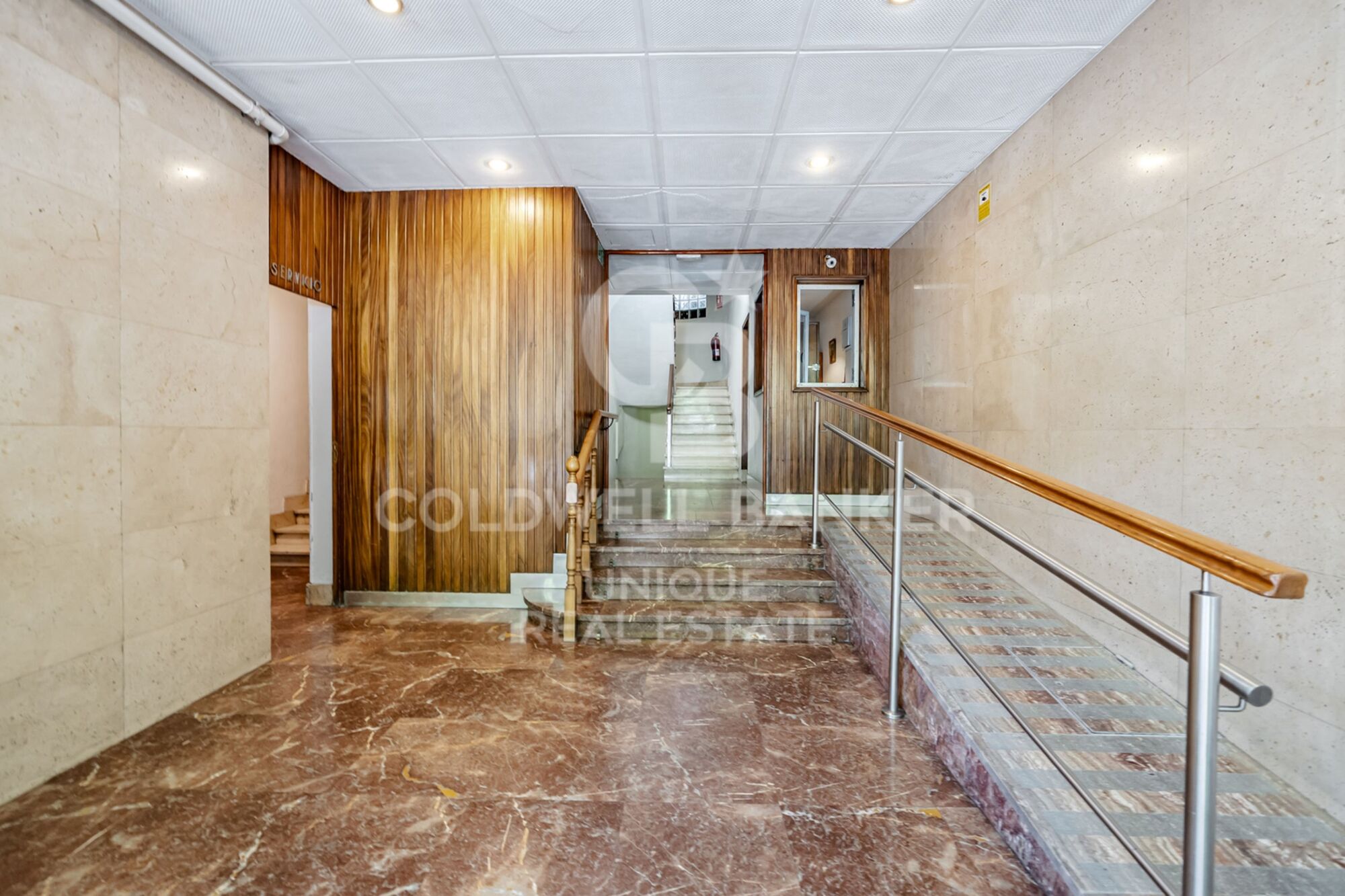 7th-Floor Exterior Apartment with Four Bedrooms, Terrace and Open Views in Goya
