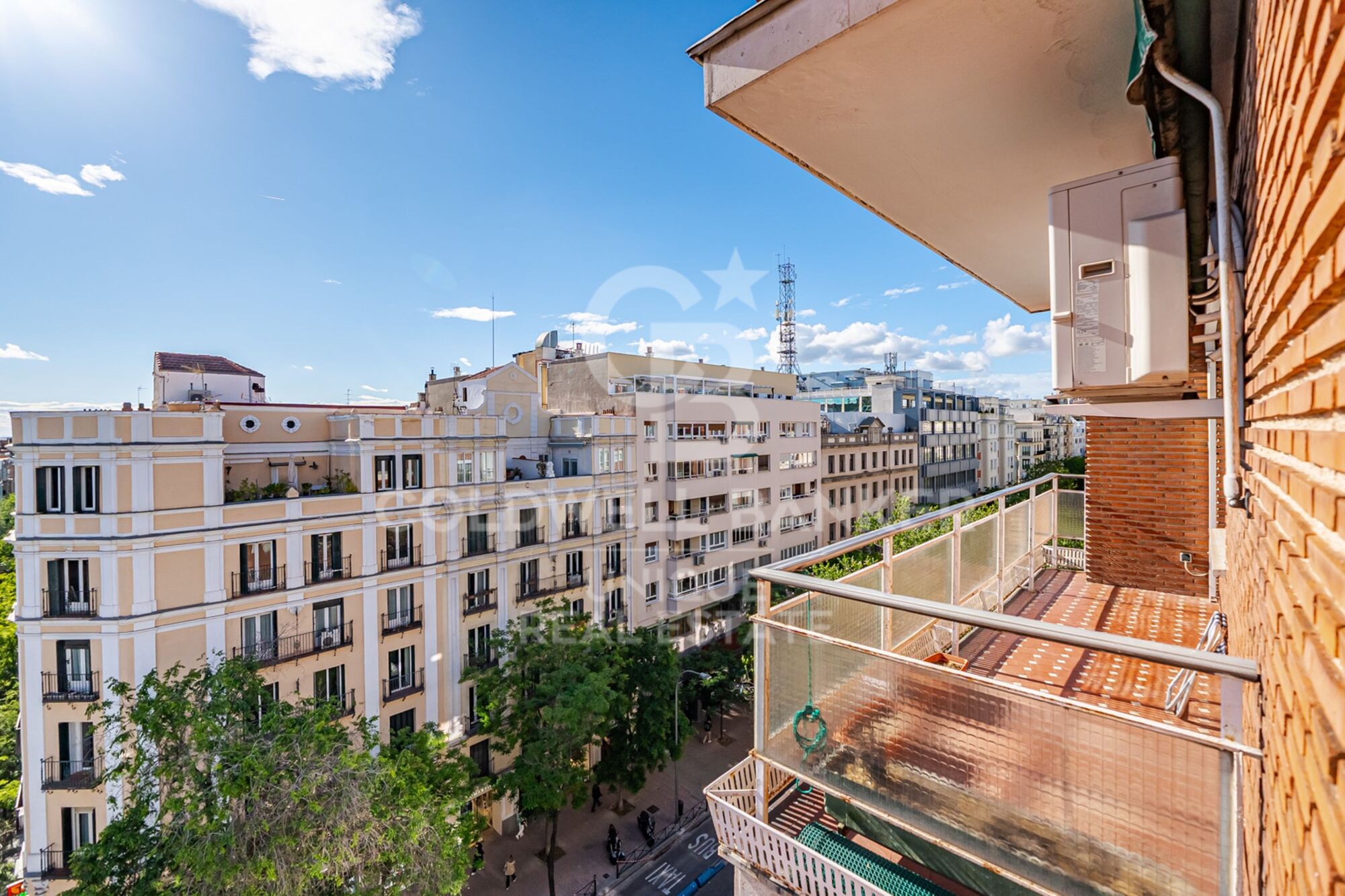 7th-Floor Exterior Apartment with Four Bedrooms, Terrace and Open Views in Goya
