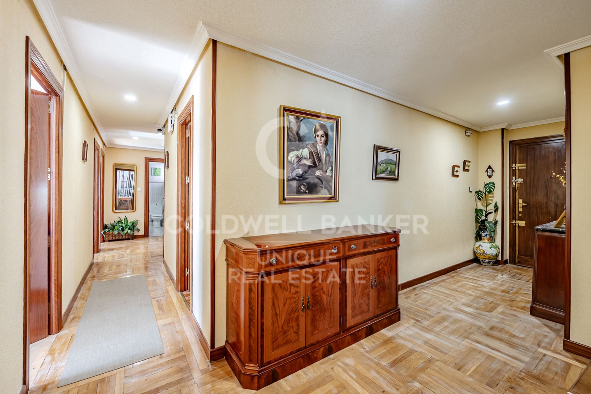 7th-Floor Exterior Apartment with Four Bedrooms, Terrace and Open Views in Goya