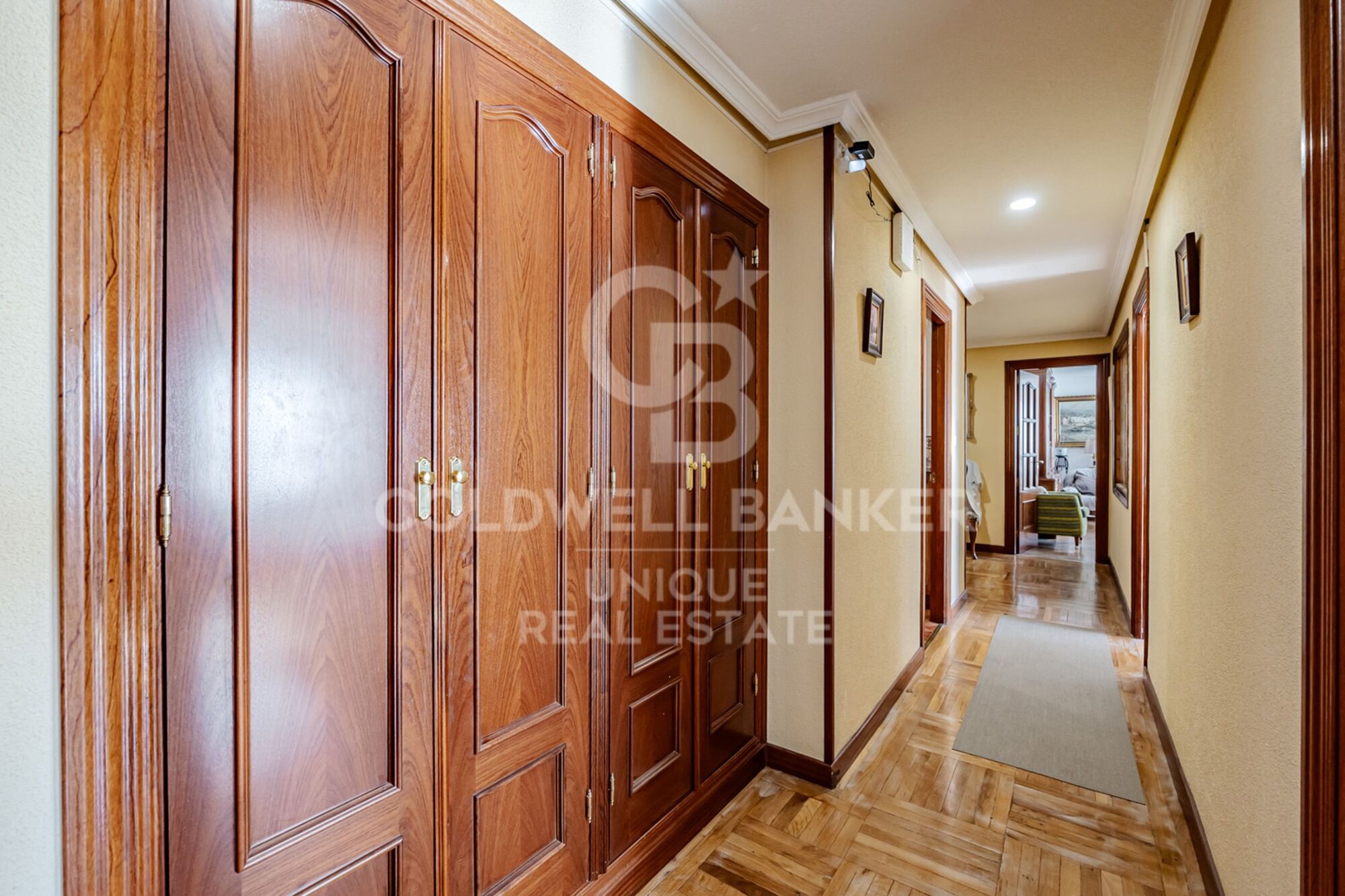 7th-Floor Exterior Apartment with Four Bedrooms, Terrace and Open Views in Goya