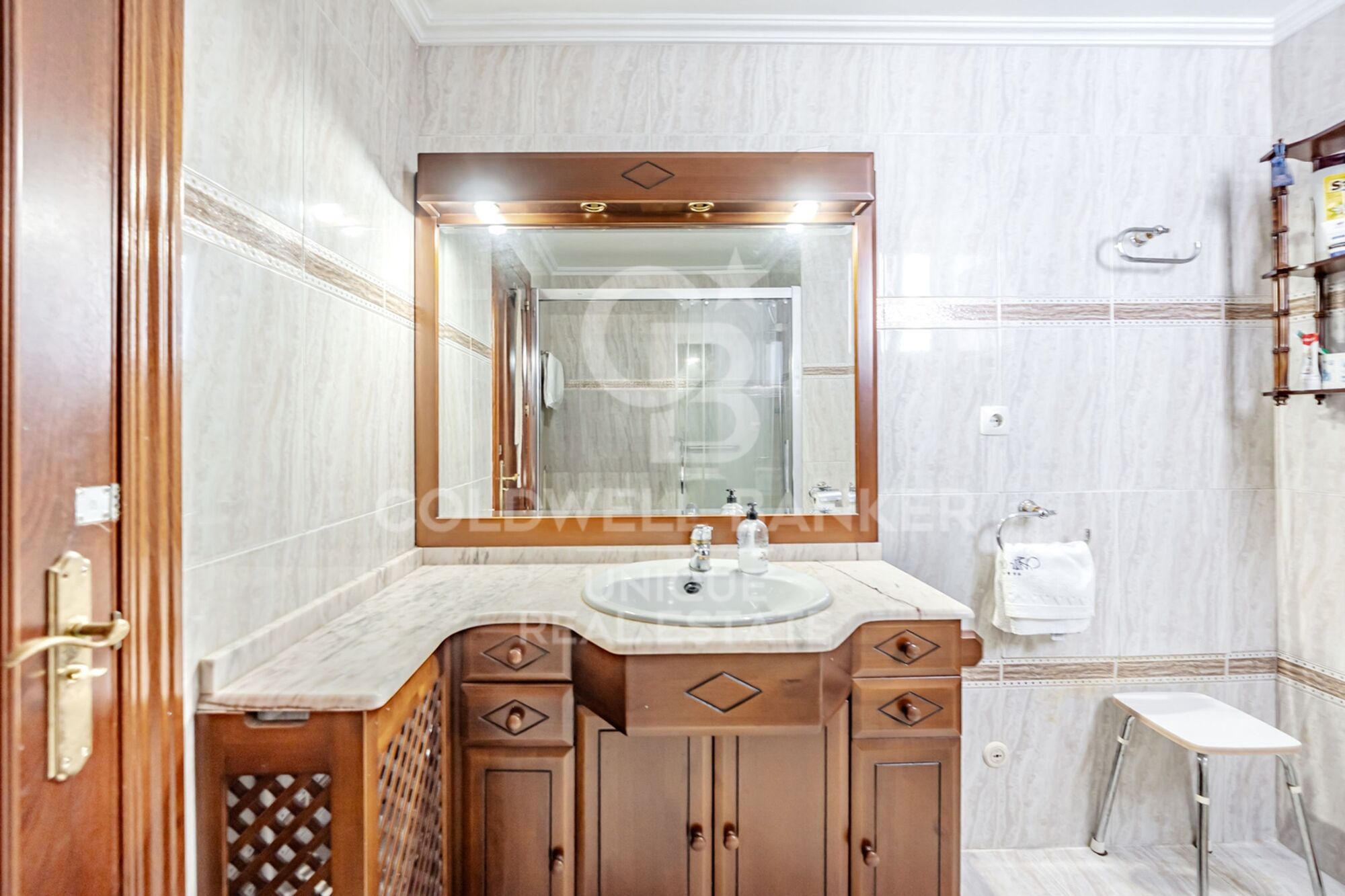 7th-Floor Exterior Apartment with Four Bedrooms, Terrace and Open Views in Goya