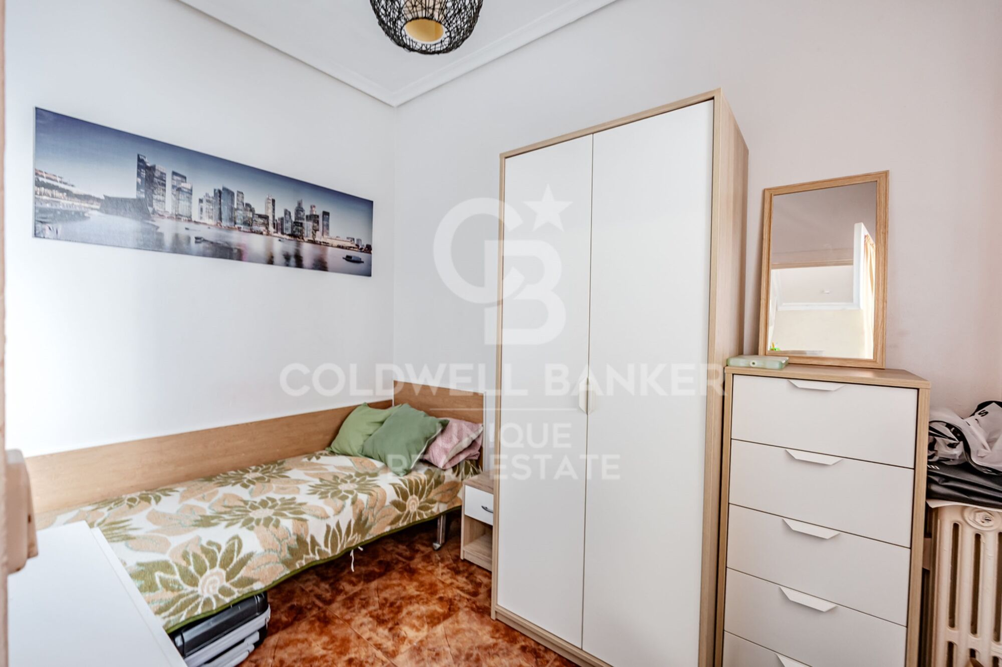 7th-Floor Exterior Apartment with Four Bedrooms, Terrace and Open Views in Goya