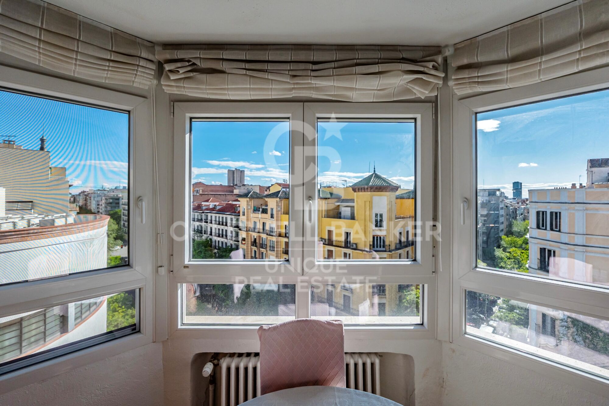 7th-Floor Exterior Apartment with Four Bedrooms, Terrace and Open Views in Goya