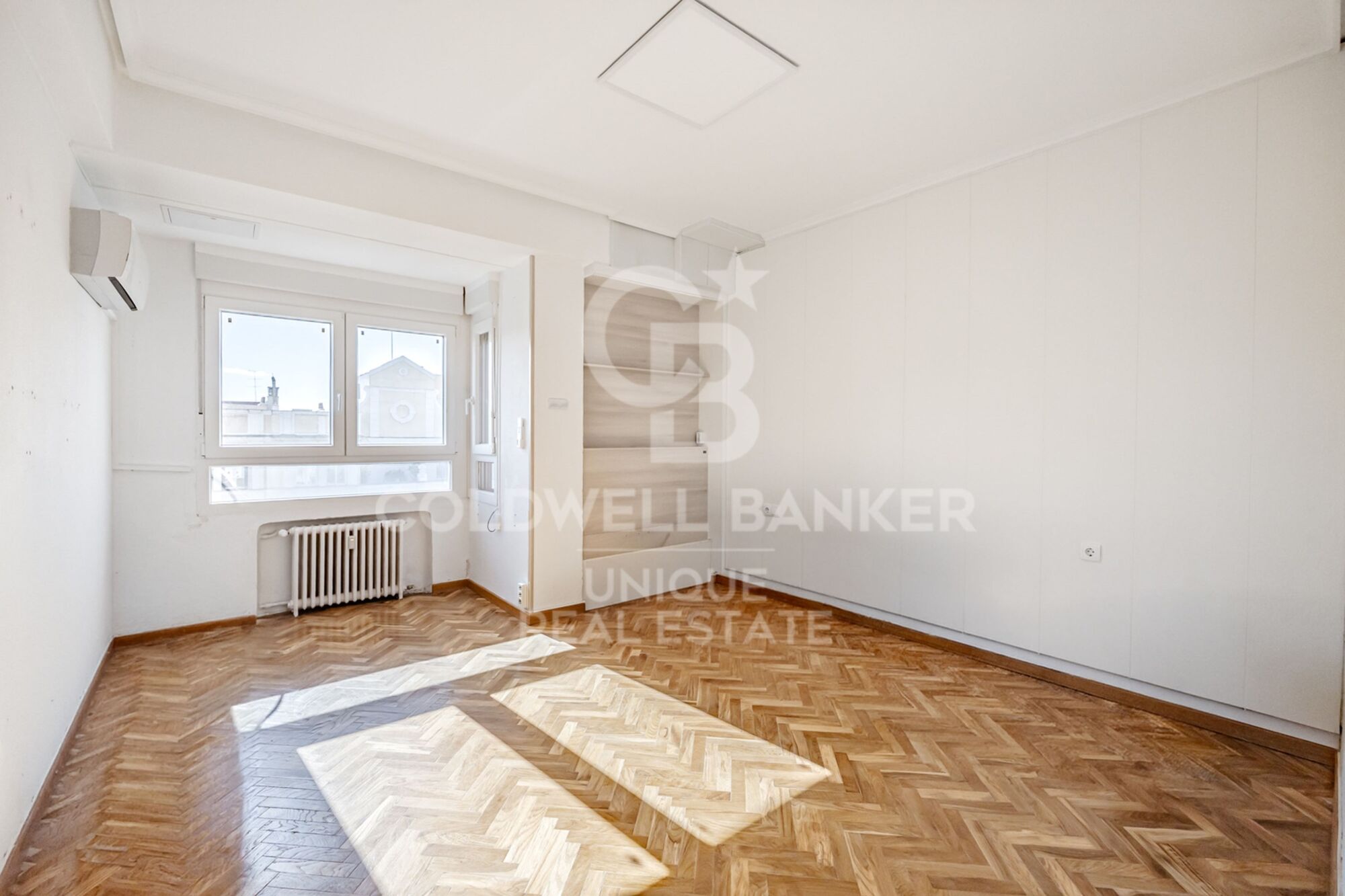 7th-Floor Exterior Apartment with Four Bedrooms, Terrace and Open Views in Goya