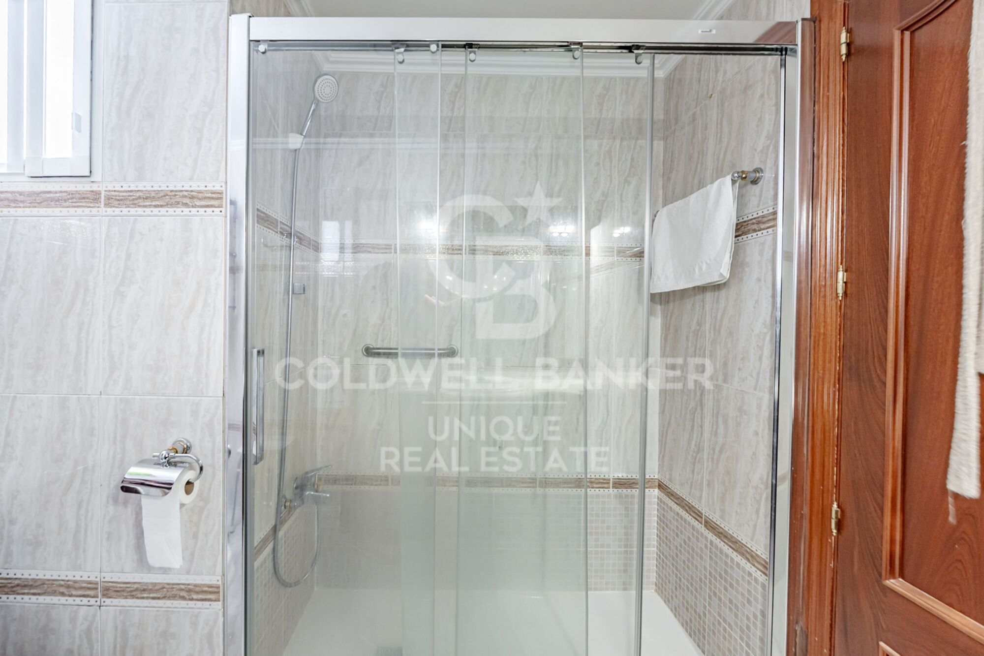 7th-Floor Exterior Apartment with Four Bedrooms, Terrace and Open Views in Goya