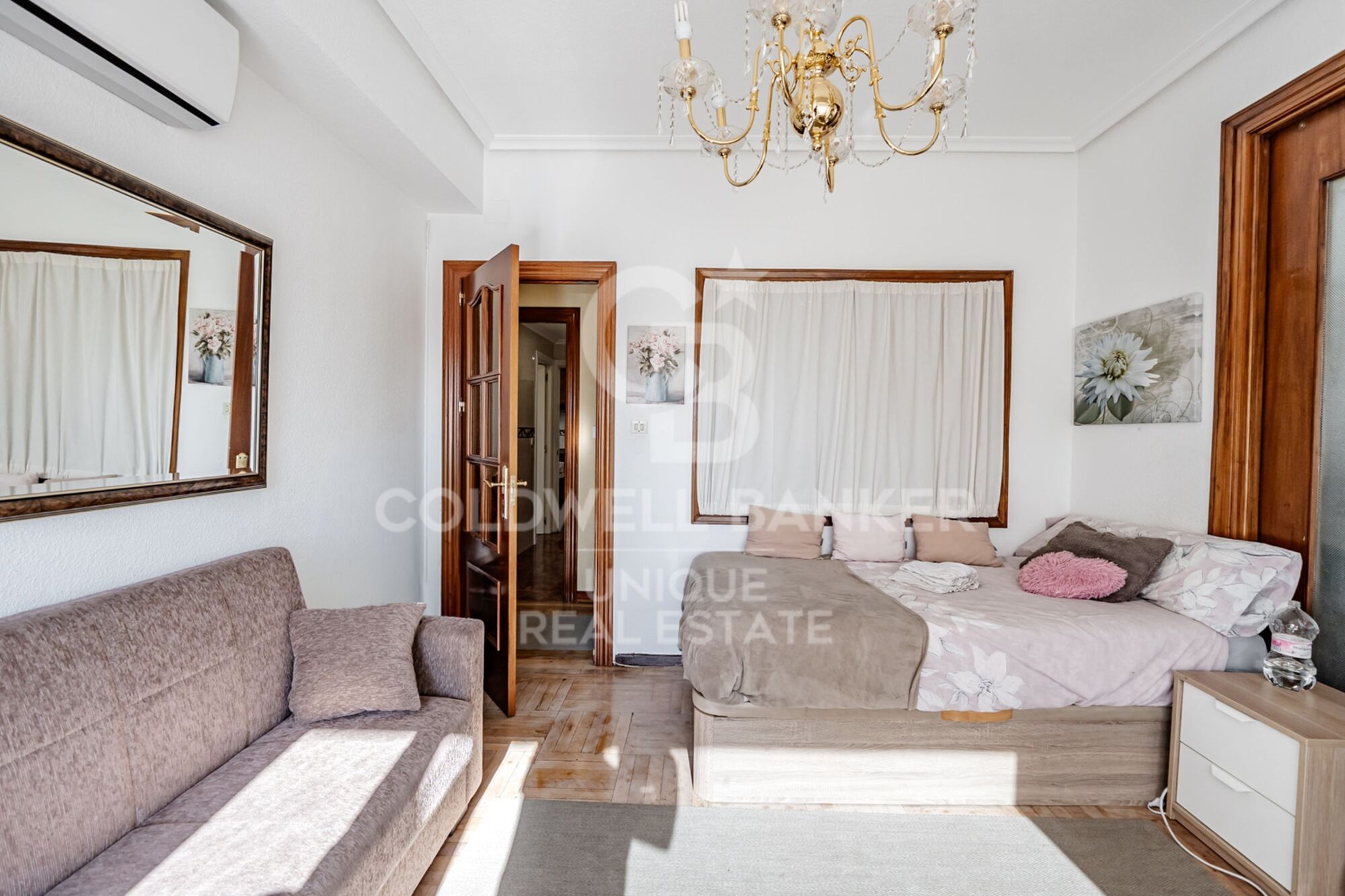 7th-Floor Exterior Apartment with Four Bedrooms, Terrace and Open Views in Goya