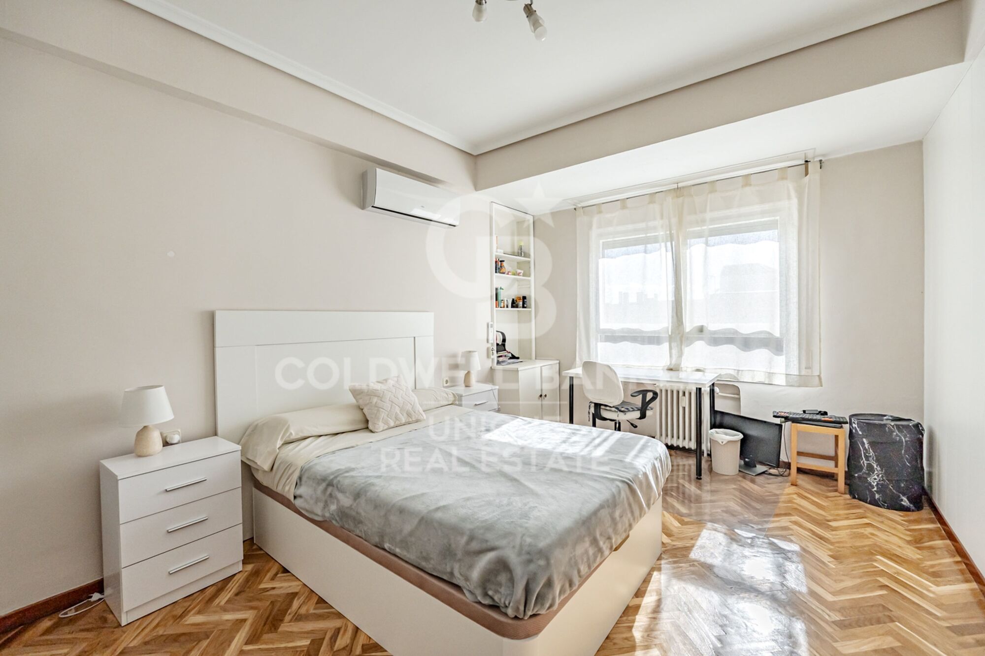 7th-Floor Exterior Apartment with Four Bedrooms, Terrace and Open Views in Goya