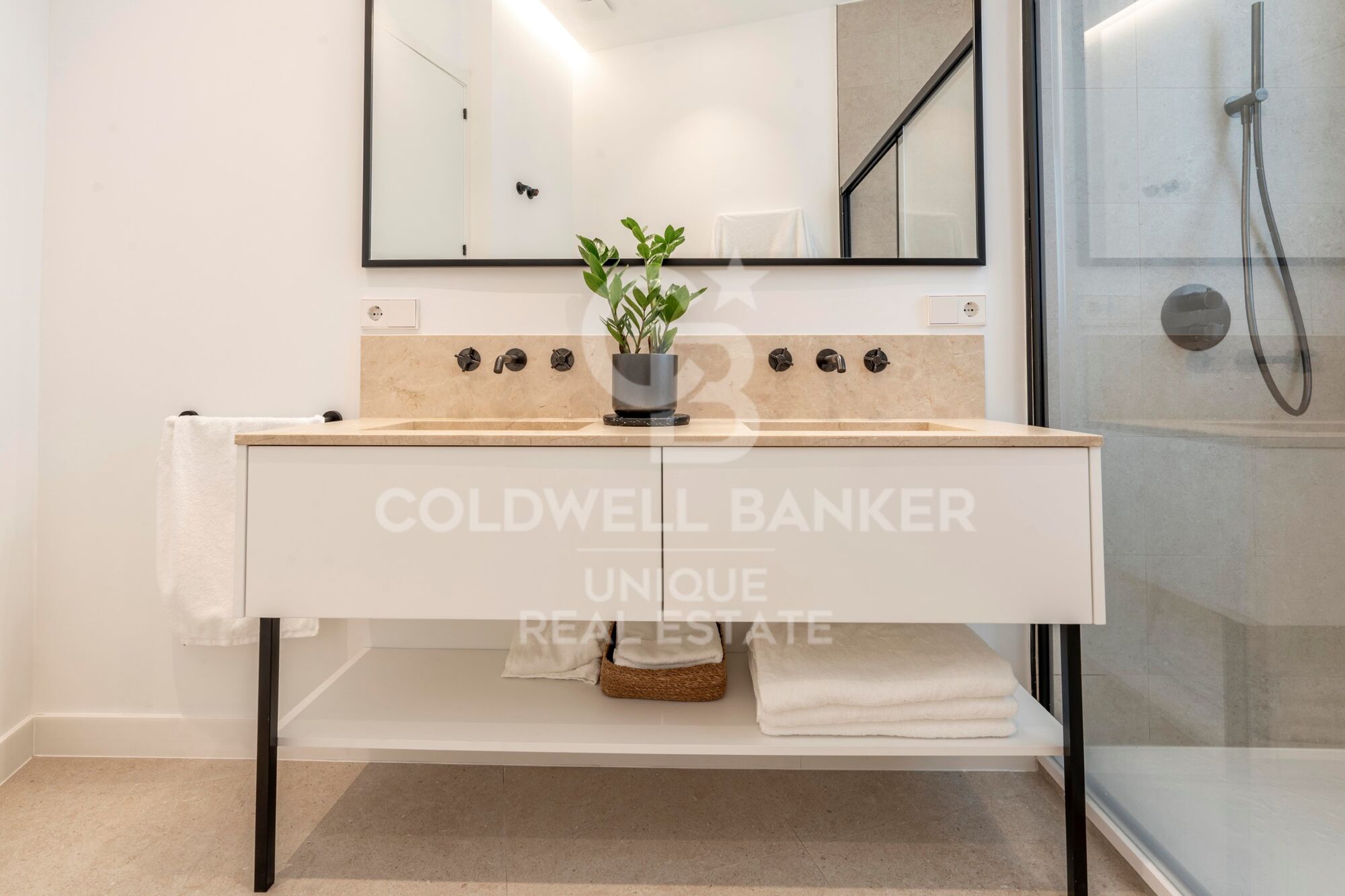 Brand-new three-bedroom en-suite apartment in Goya, Salamanca District