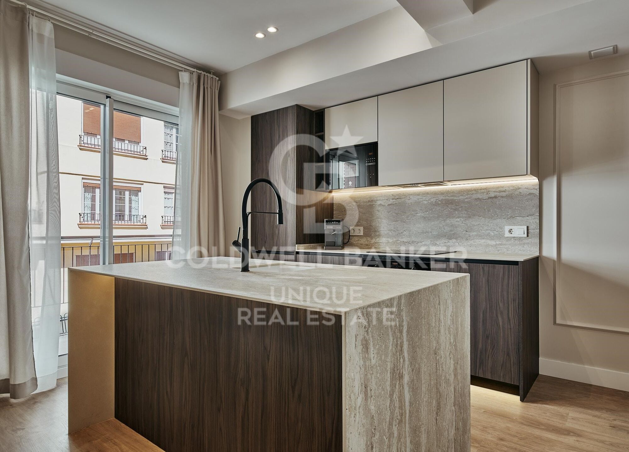 Renovated exterior apartment with terrace, garage, and storage room in Lista, Madrid