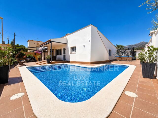 A fully renovated single-storey house in Roses, with pool and garage