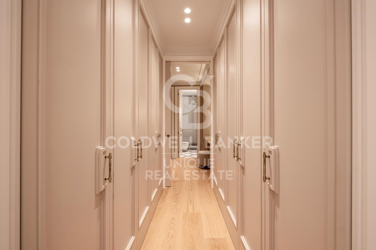Luxury Renovated Apartment with Parking in a Classic Building in Recoletos