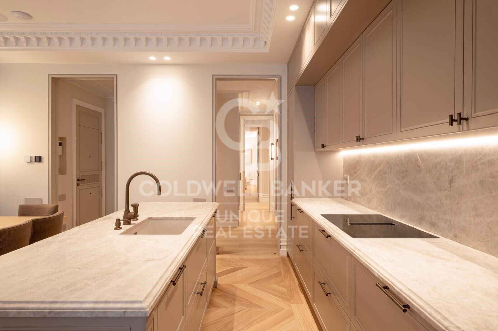 Luxury Renovated Apartment with Parking in a Classic Building in Recoletos