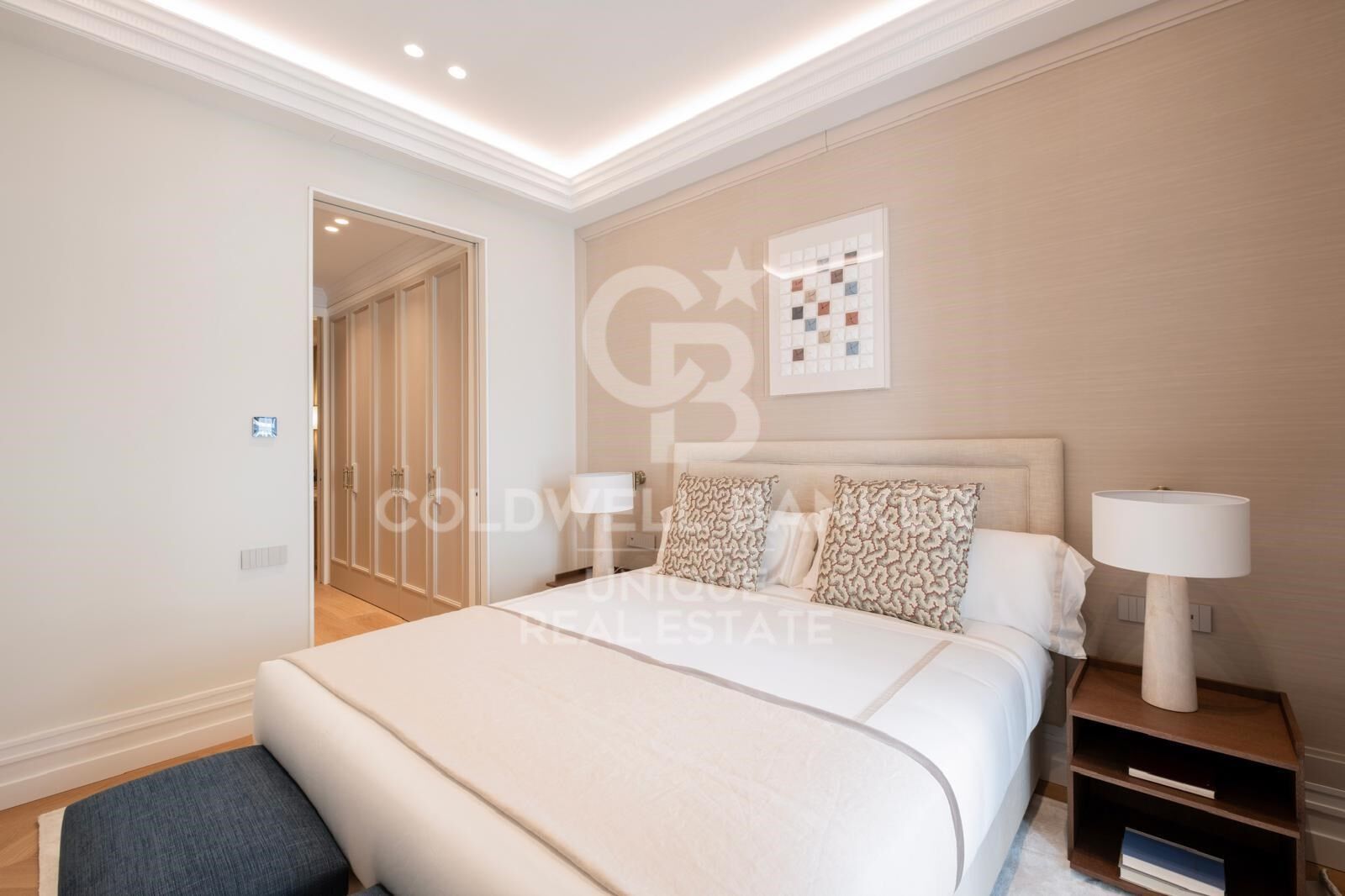 Luxury Renovated Apartment with Parking in a Classic Building in Recoletos