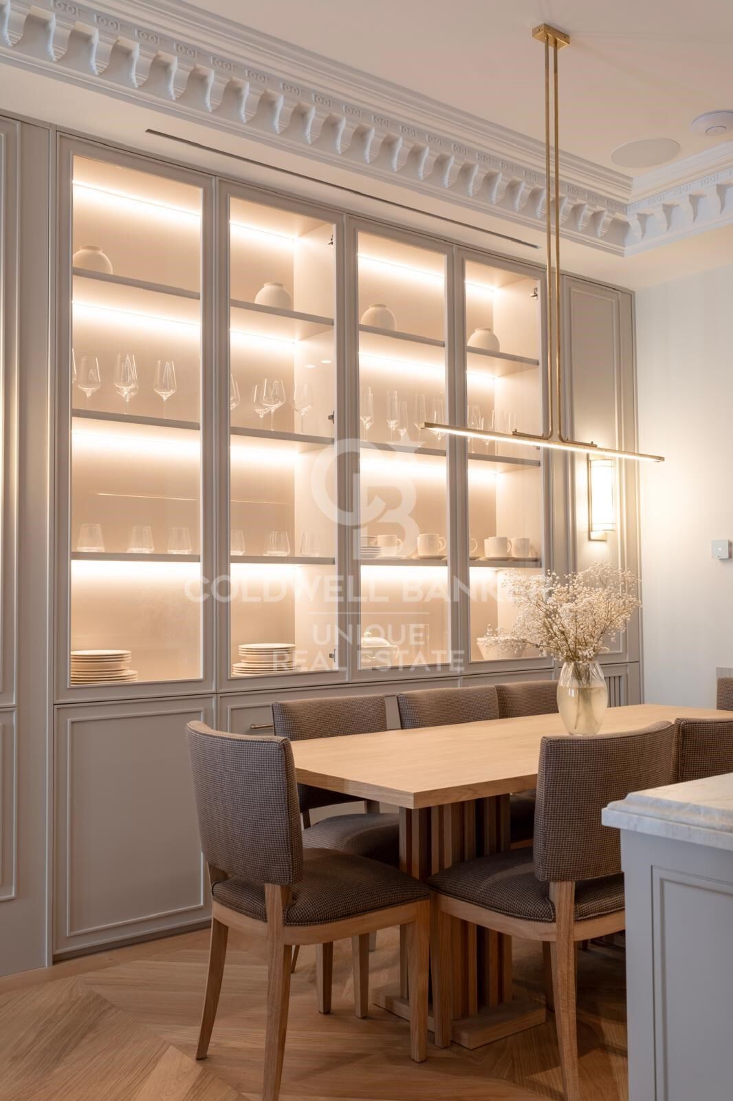 Luxury Renovated Apartment with Parking in a Classic Building in Recoletos