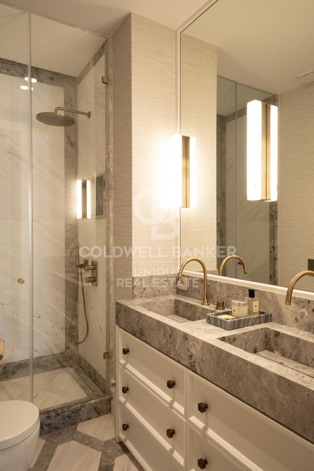Luxury Renovated Apartment with Parking in a Classic Building in Recoletos