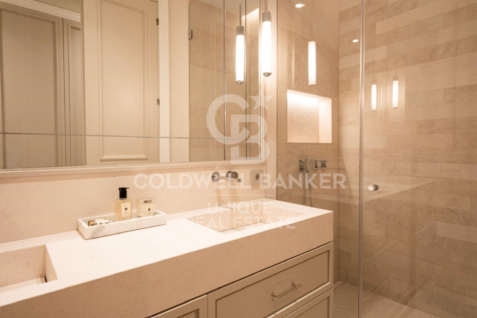 Luxury Renovated Apartment with Parking in a Classic Building in Recoletos