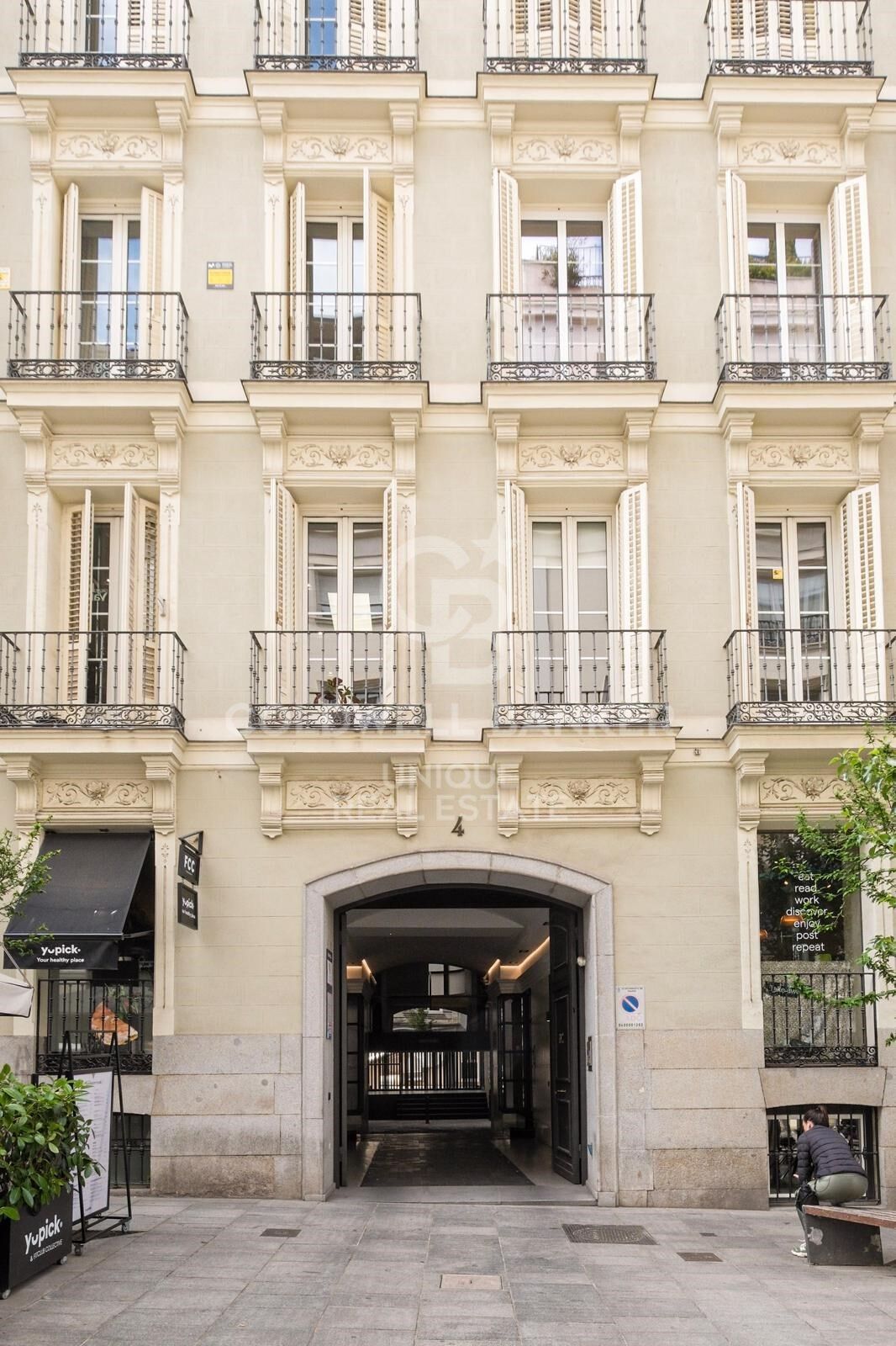 Luxury Renovated Apartment with Parking in a Classic Building in Recoletos
