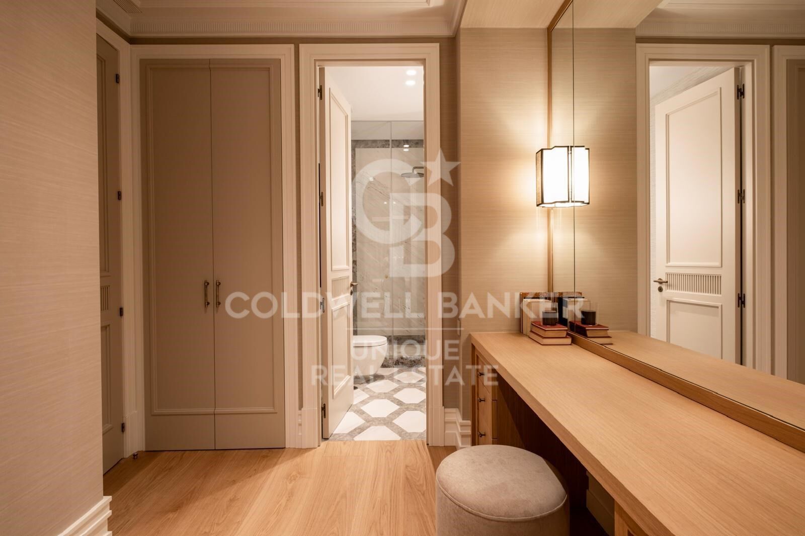 Luxury Renovated Apartment with Parking in a Classic Building in Recoletos