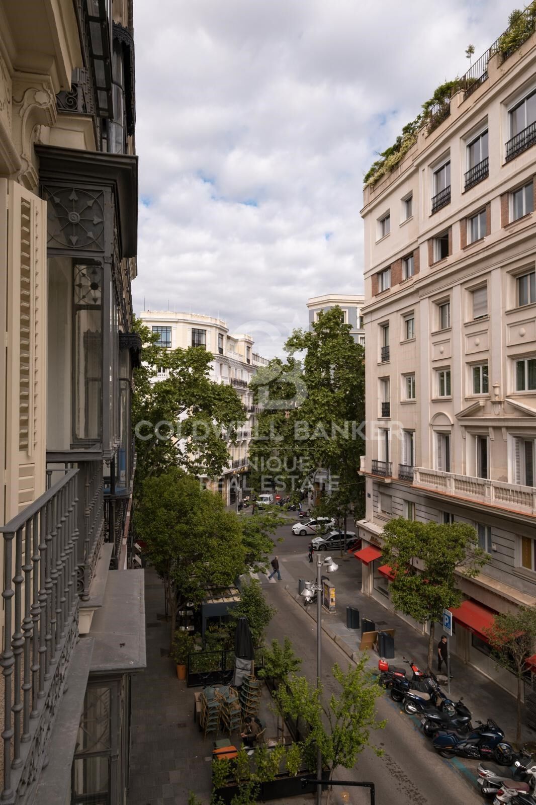 Luxury Renovated Apartment with Parking in a Classic Building in Recoletos