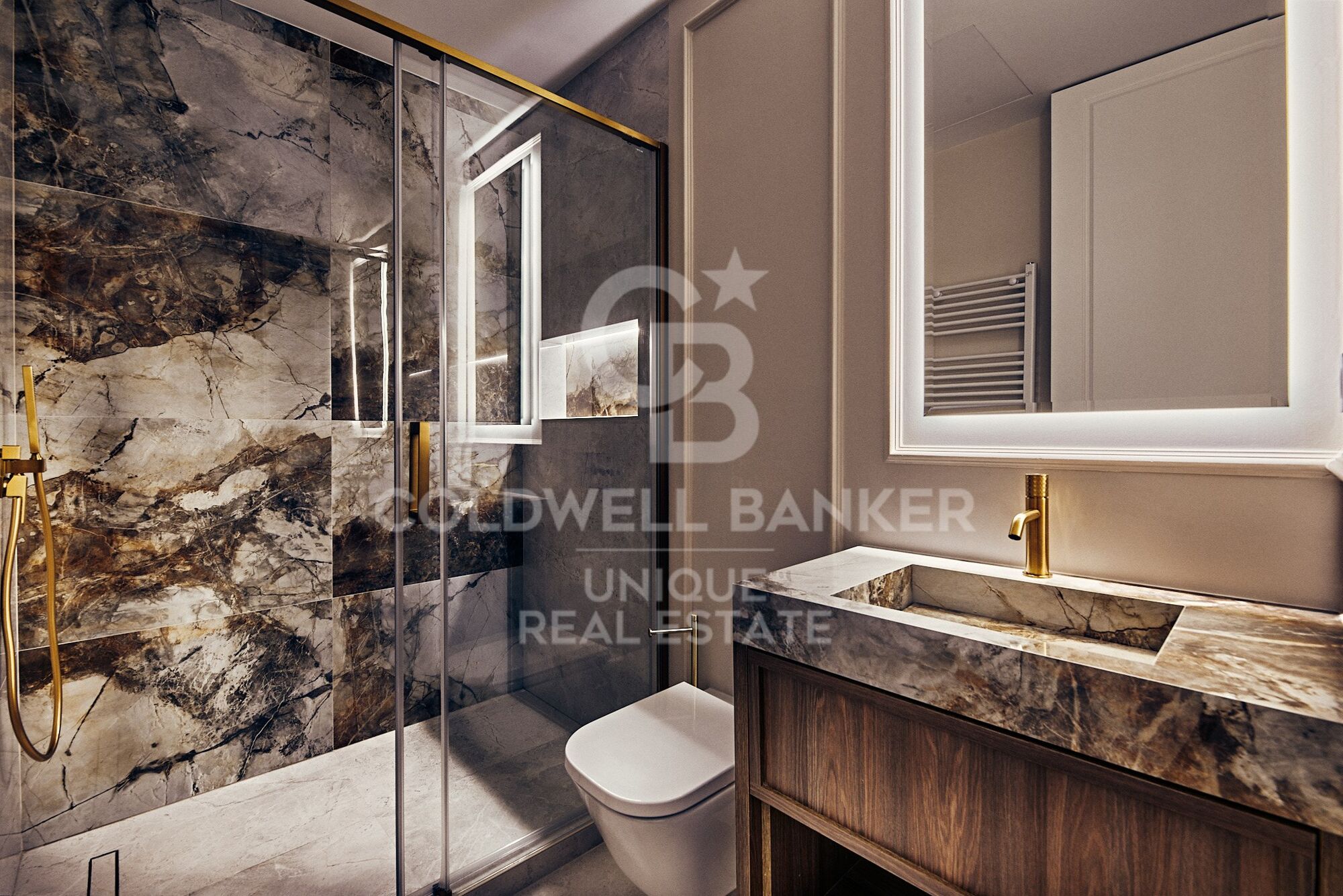 Exclusive renovated house with terrace and garage