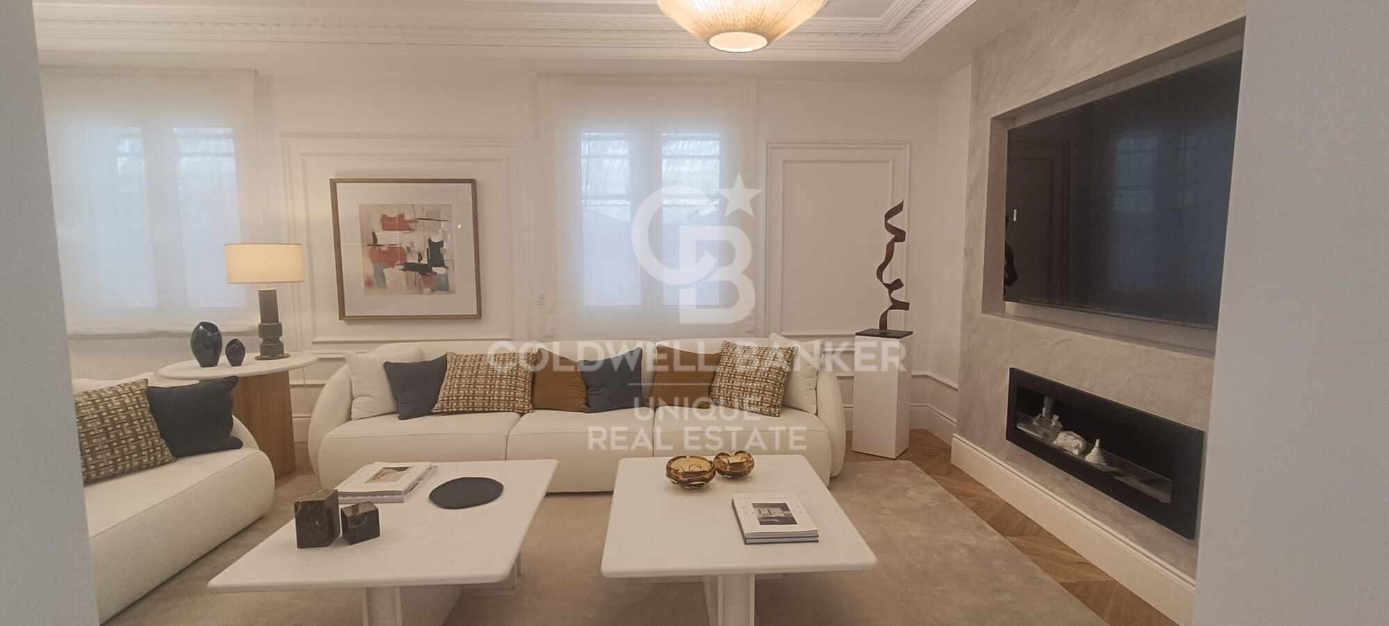 Corner Apartment with 11 Street-Facing Balconies in Goya, Salamanca