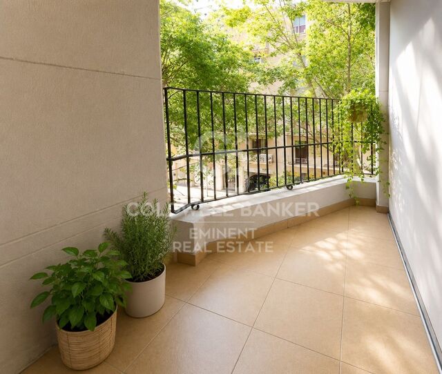 Apartment with balcony on pedestrian street next to the Sant Antoni Market