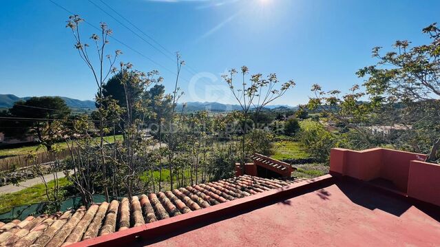 A reformar esta casa de campo en zona tranquila con vistas al Montgó